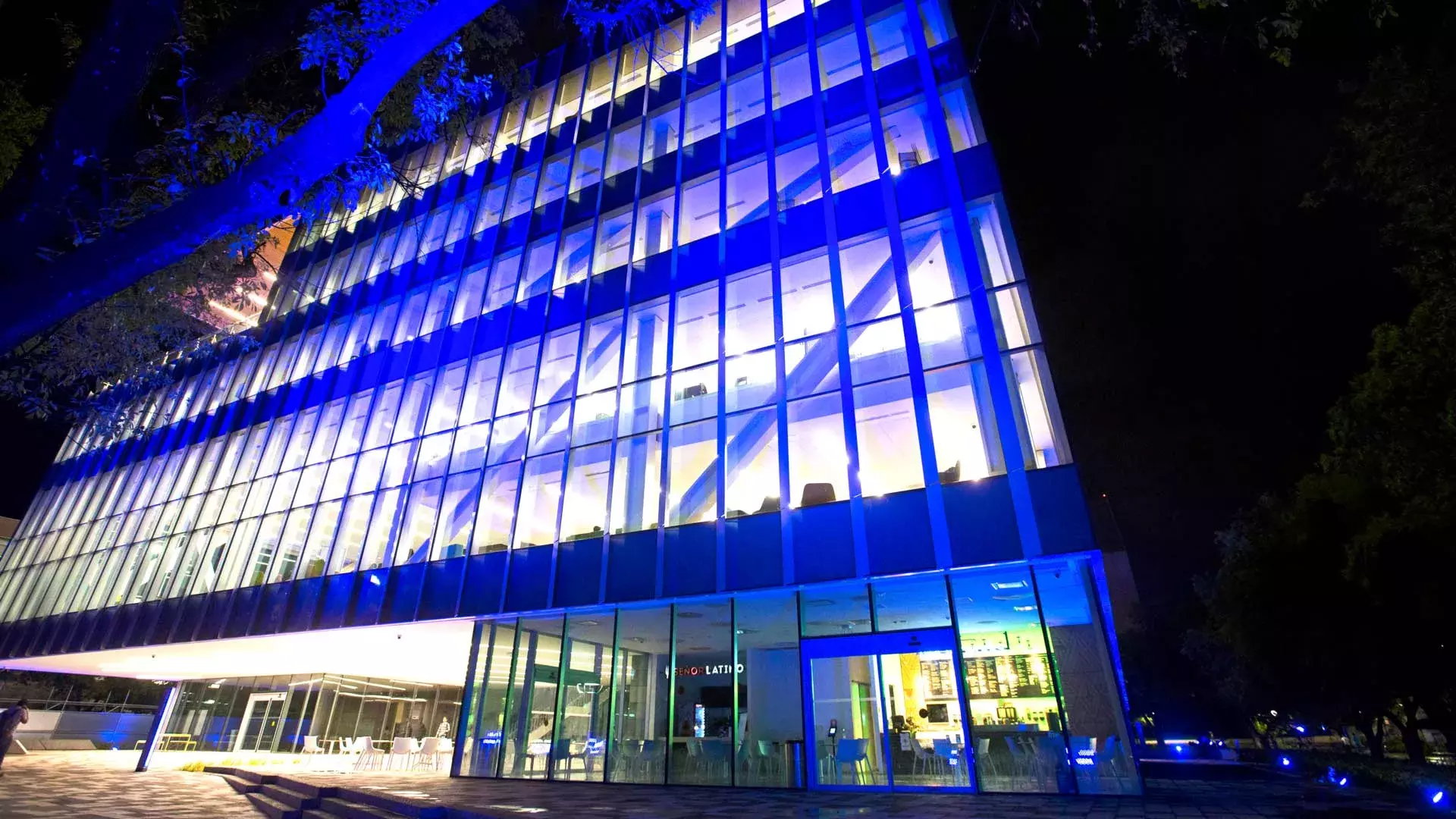 La fachada de la BiblioTEC del campus Monterrey fue iluminada por el emblemático color azul.