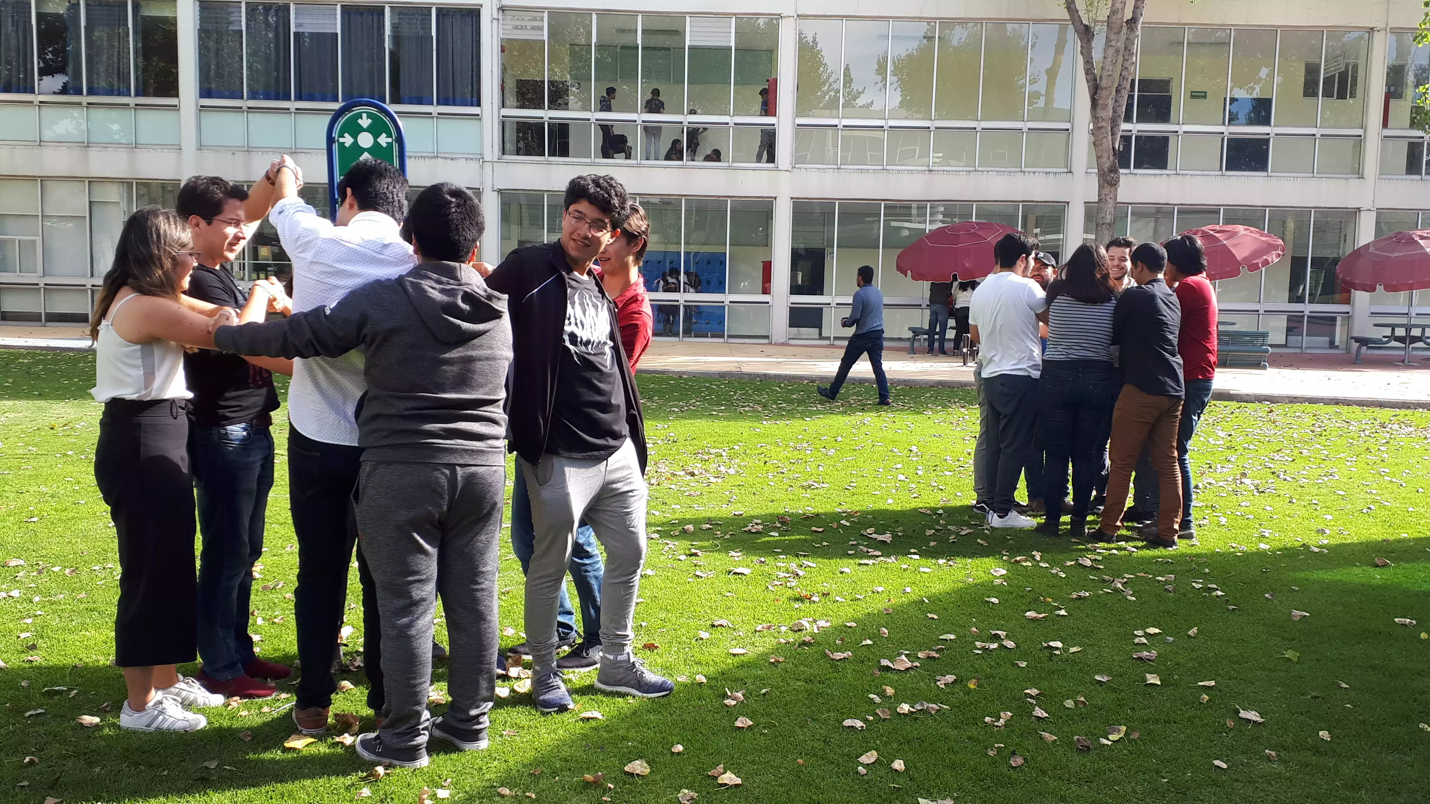 Alumnos salen a realizar una actividad en equipo