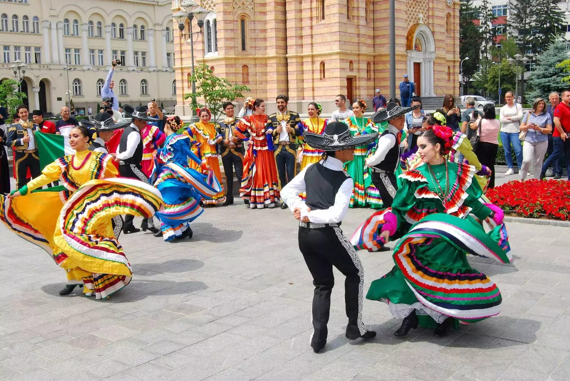 Mexicanos bailando folclore en Europa