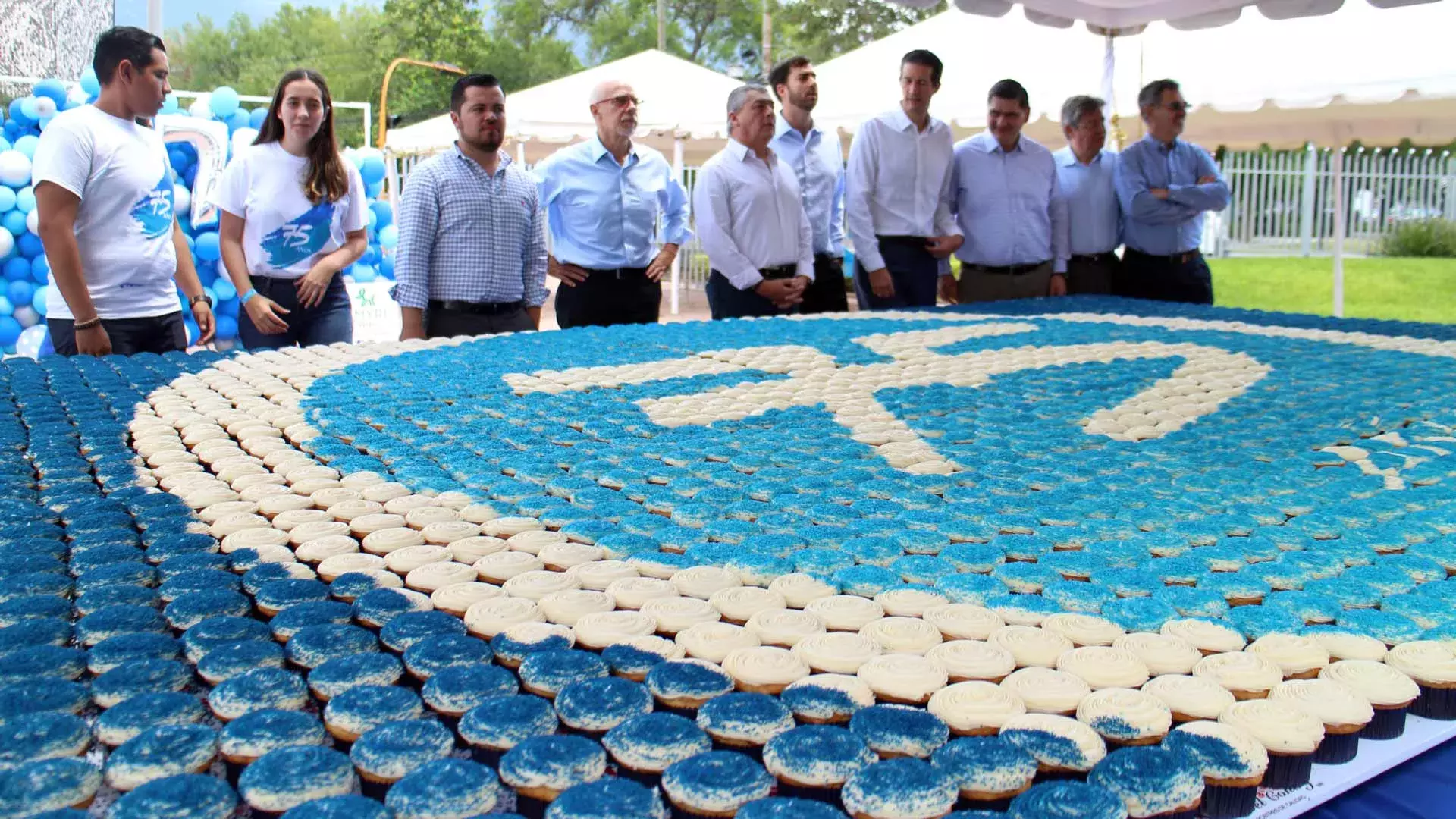 Un gran pastel se preparó para el festejo en Monterrey.