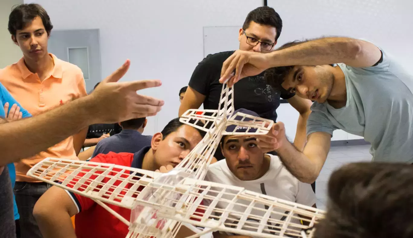 Alumnos de Querétaro diseñaron una maqueta de avión.