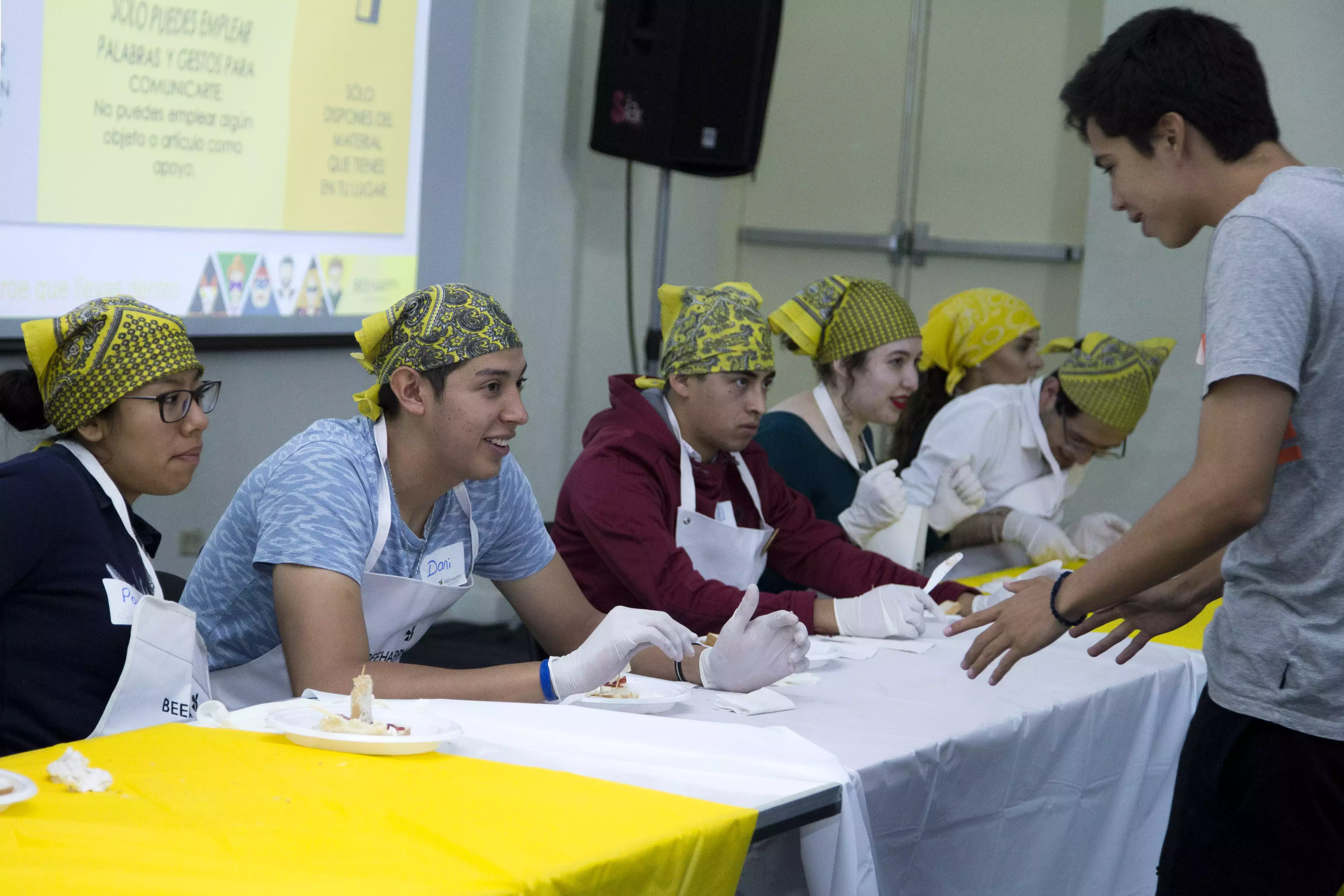 Alumnos recibiendo instrucciones de su equipo 