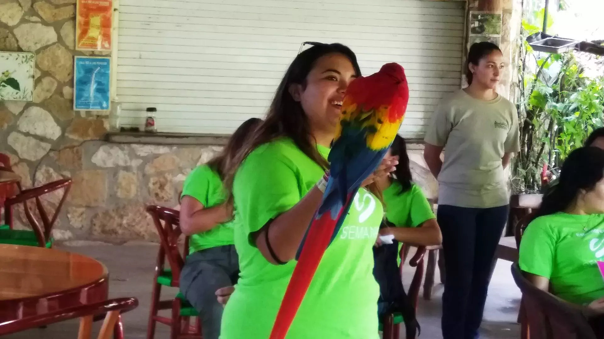 alumna con guacamaya