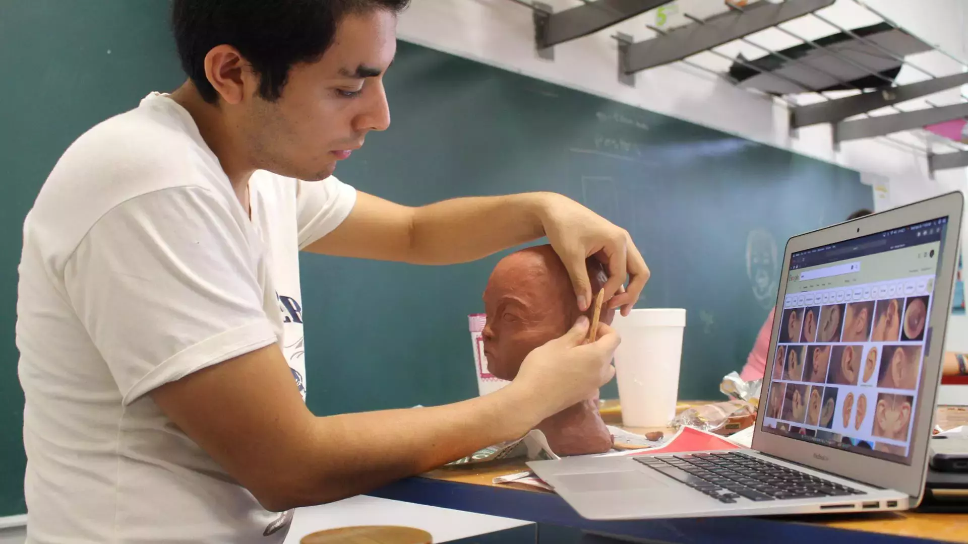 Reto de arte, ciencia y tecnología en la Escuela de Medicina.