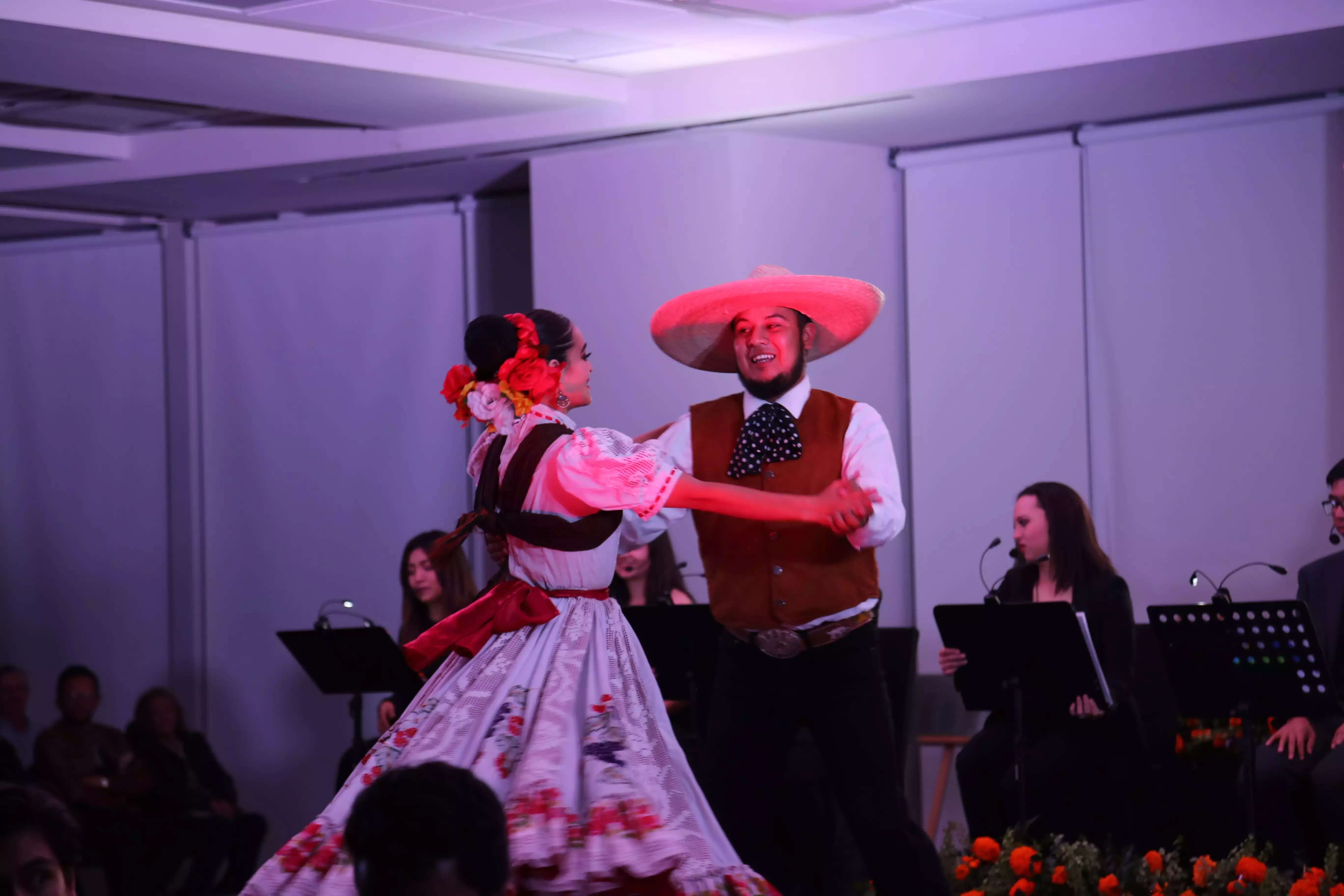 Alumnos comparten escenario con Angélica Aragón 