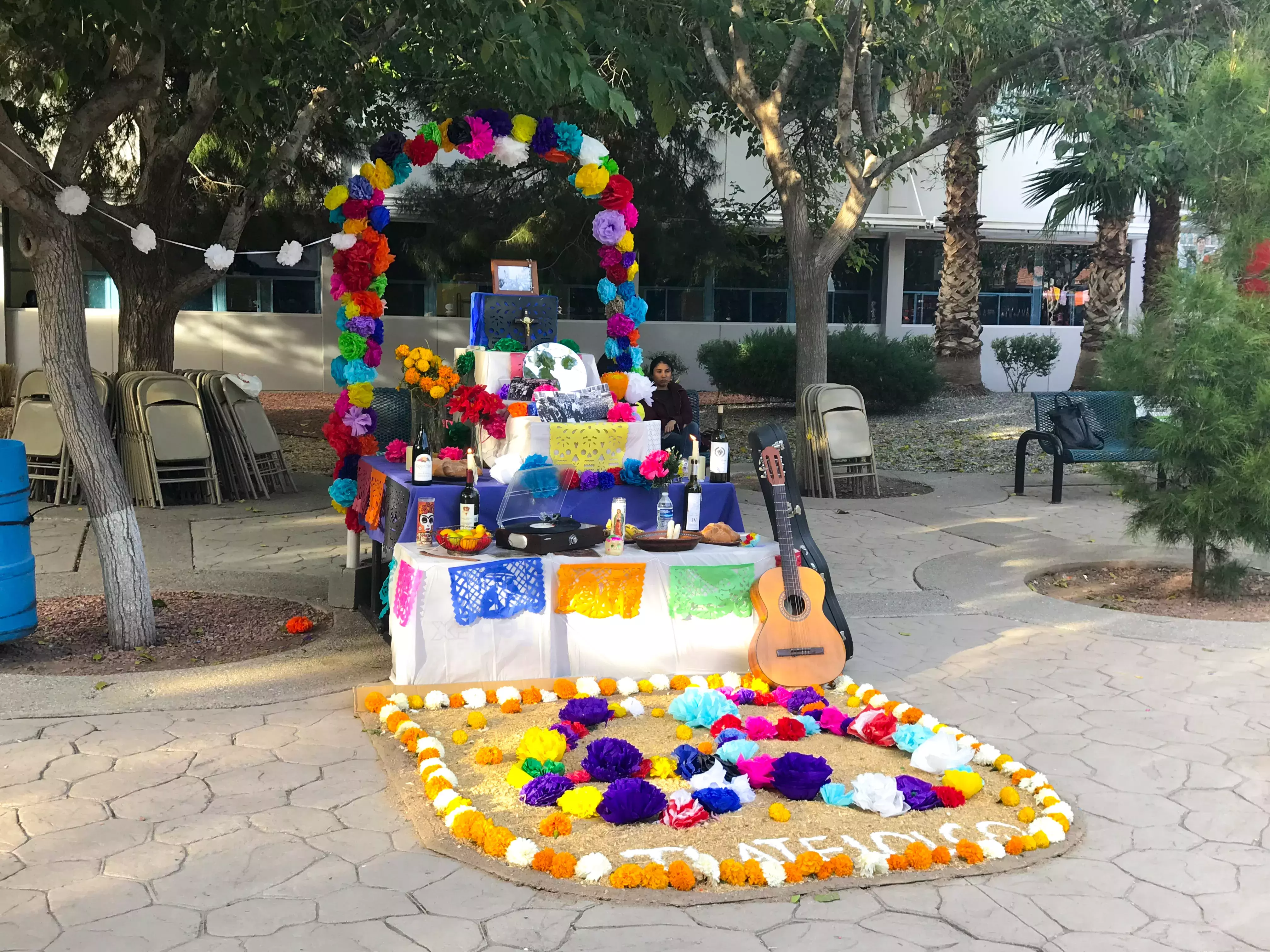 Alumnos festejando el día de muertos