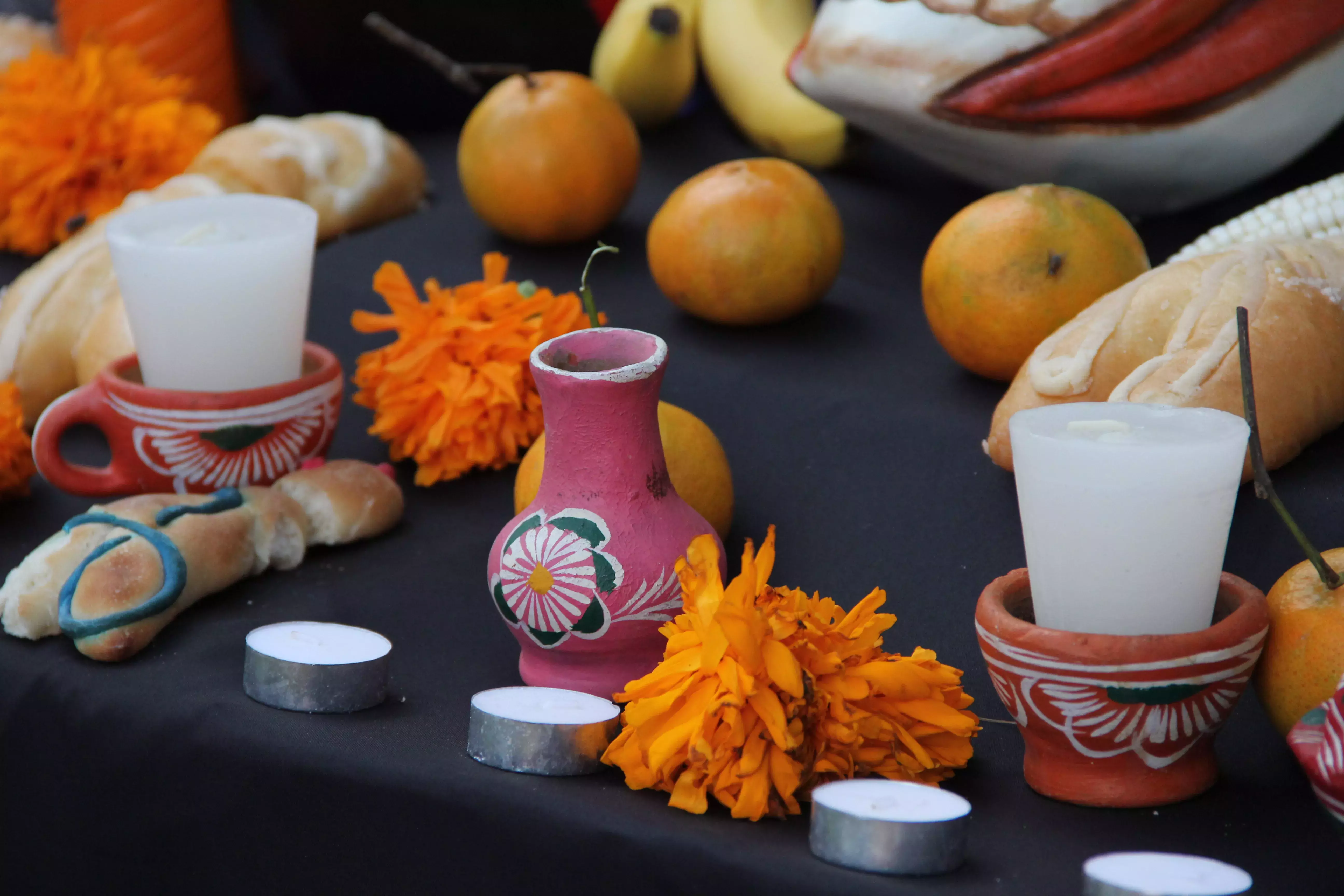 Acercamiento a un altar de muertos