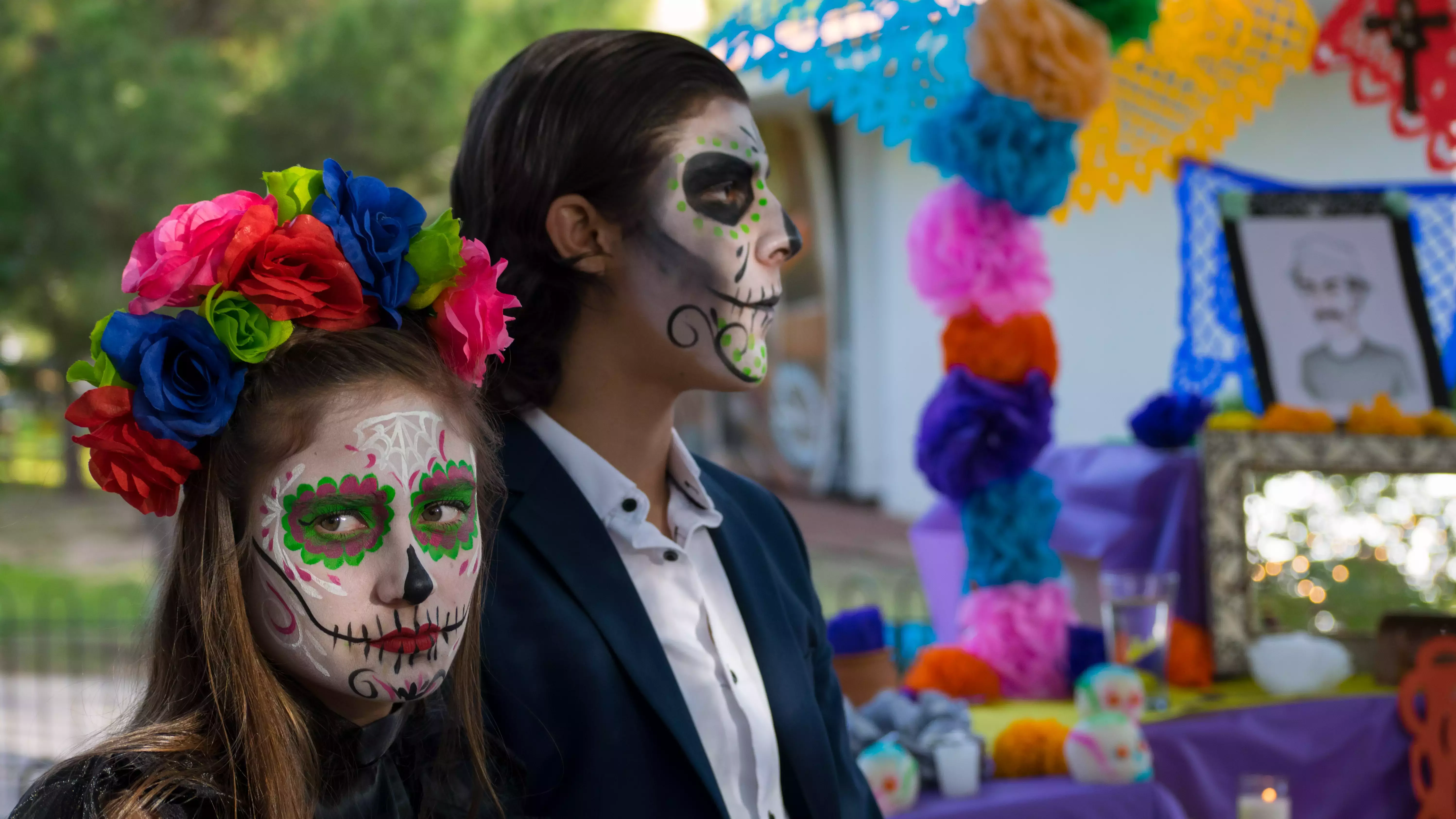 Alumnos festejando el día de muertos