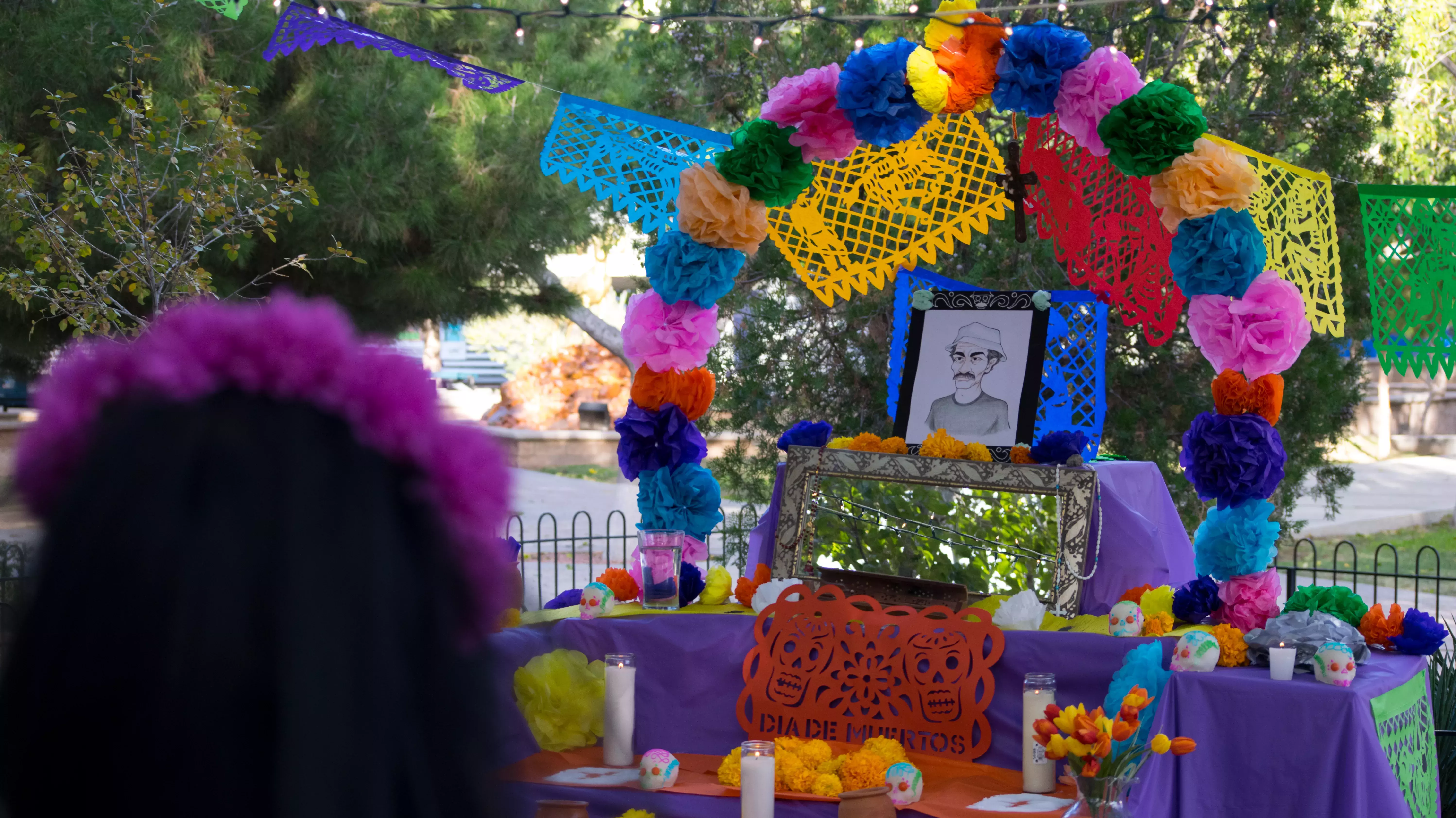 Alumnos festejando el día de muertos