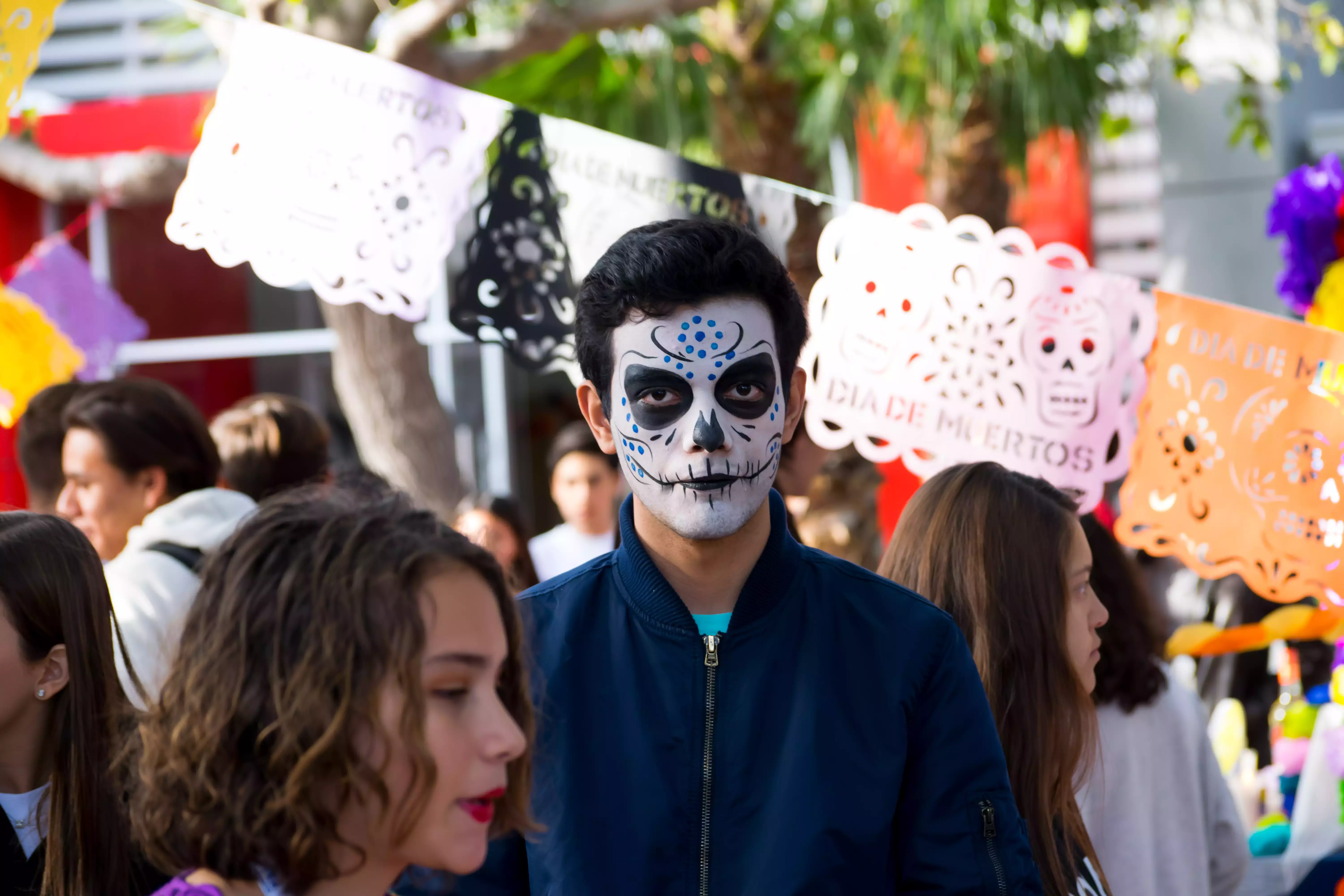 Alumnos festejando el día de muertos