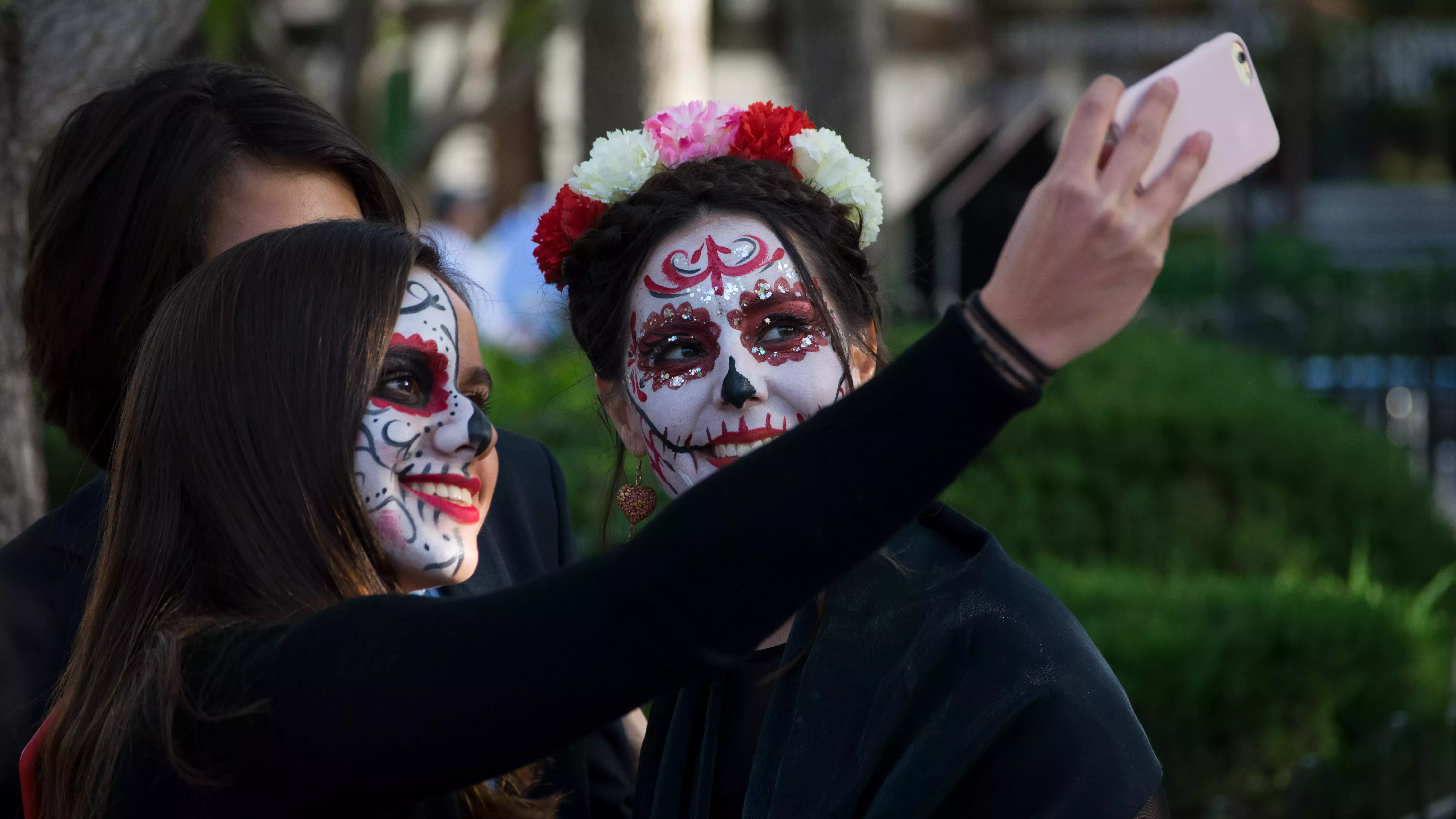 Alumnos festejando el día de muertos