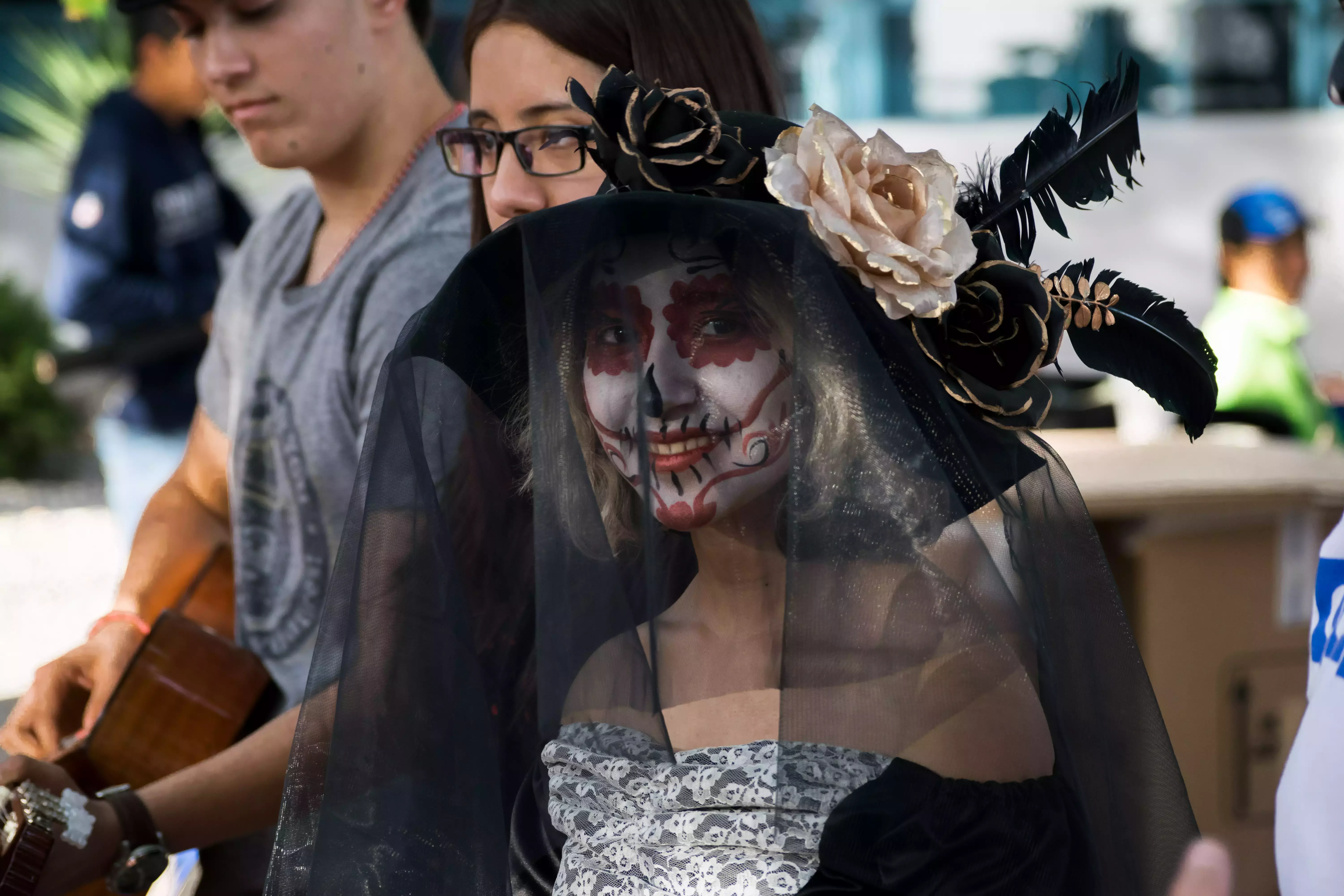 Alumnos festejando el día de muertos