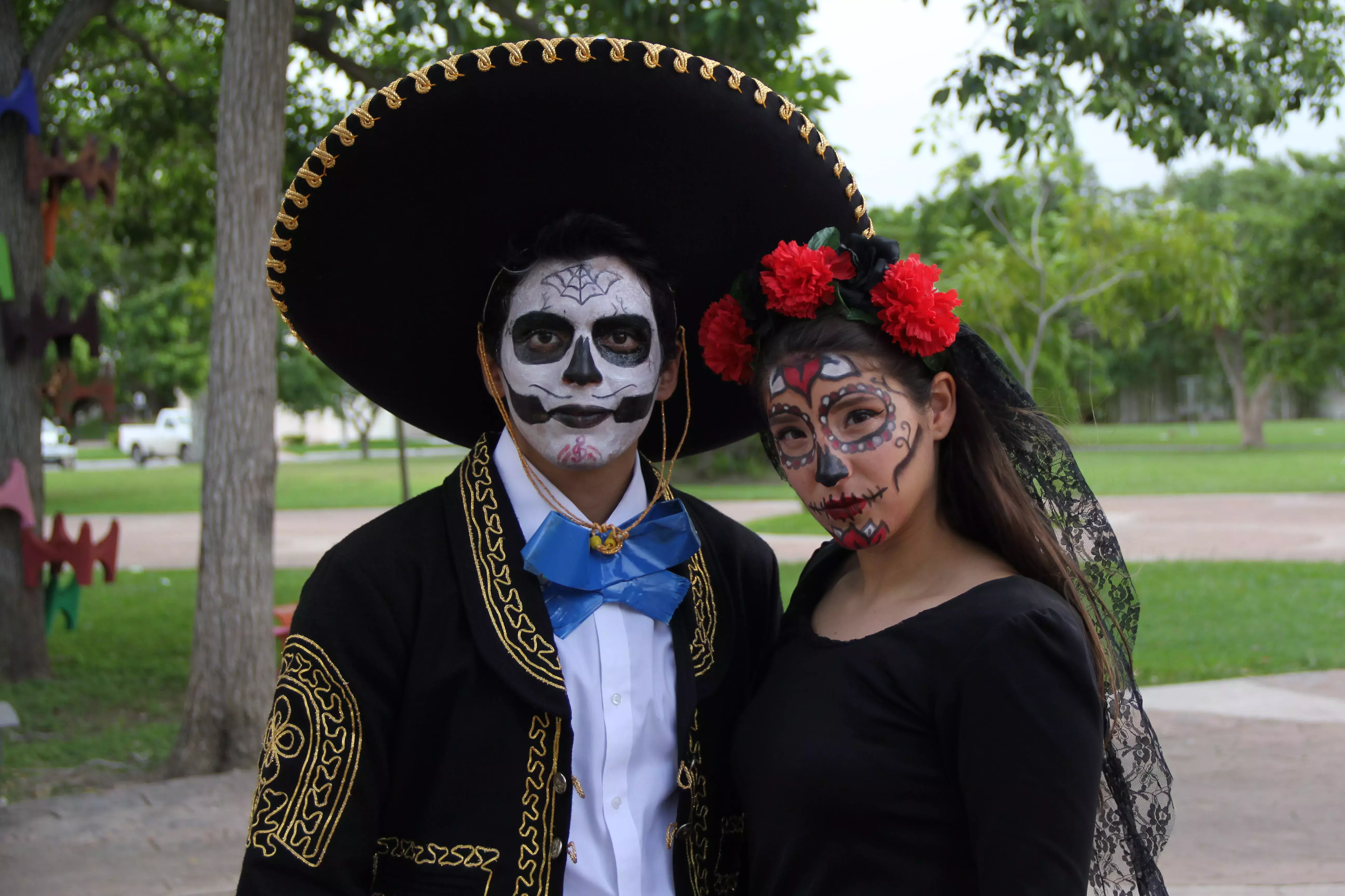 Dos alumnos de PrepaTec caracterizados como catrines