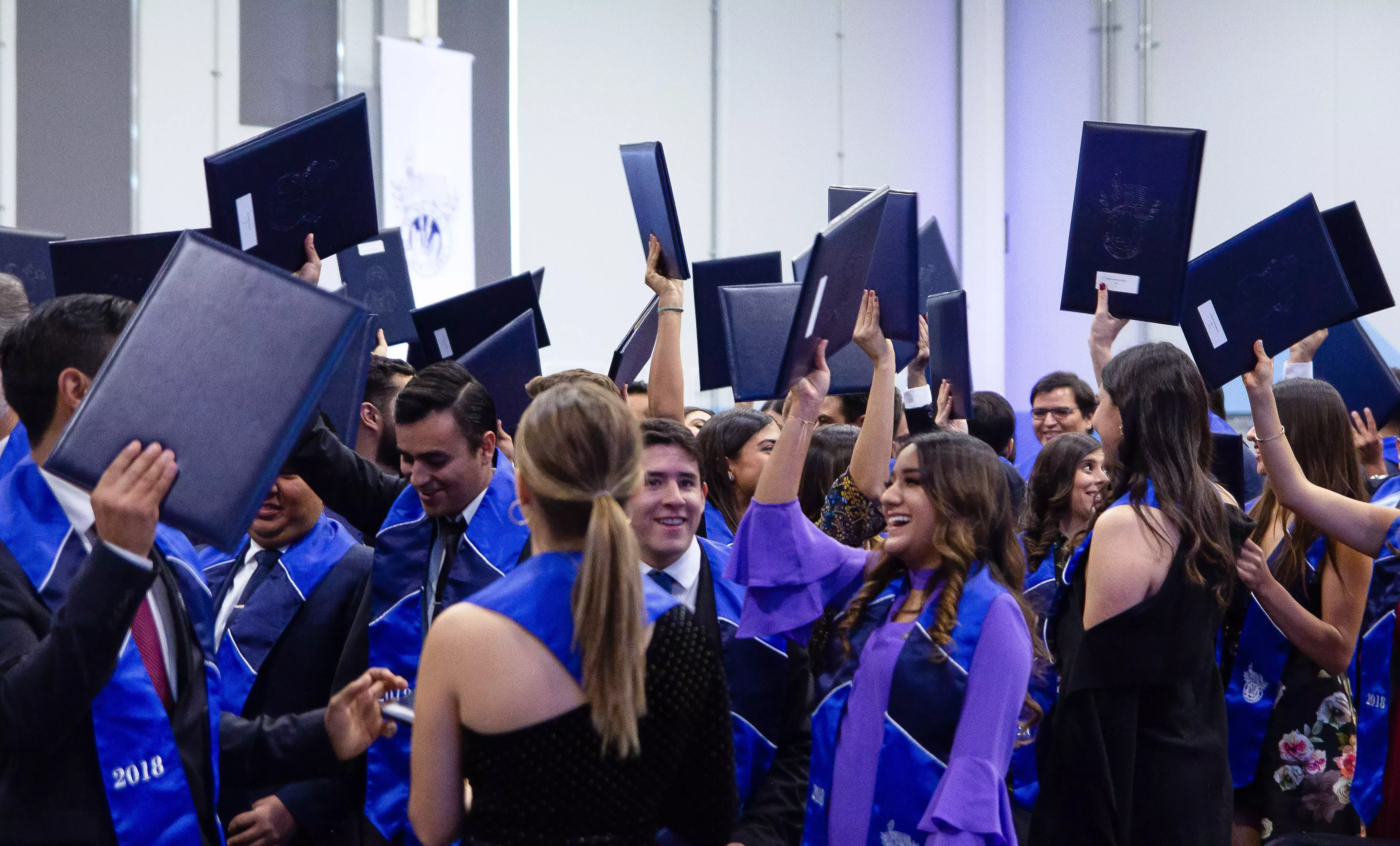 Alumnos celebrando la culminación de una etapa