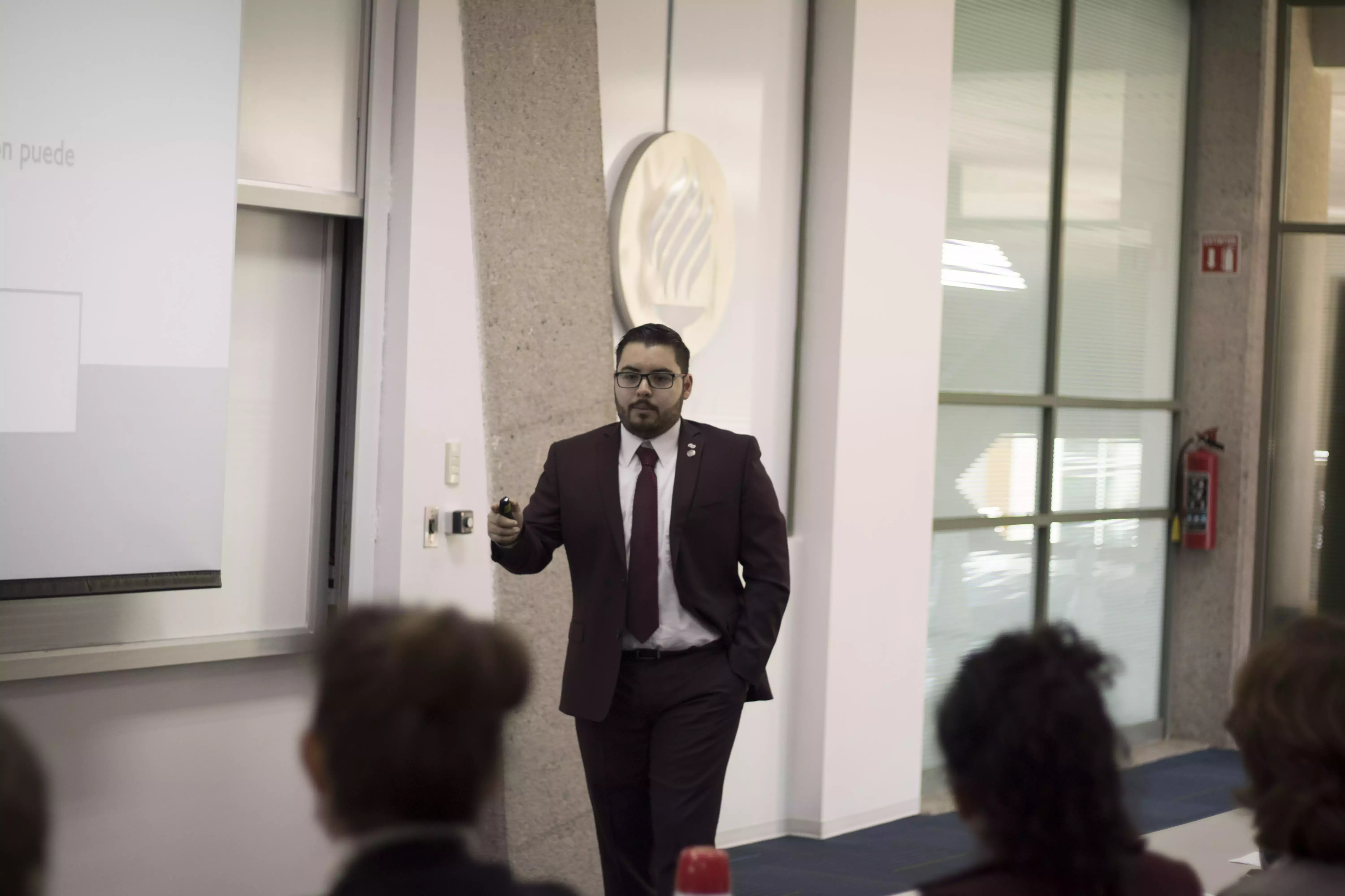 Emilio Castro, director de área, dando la bienvenida