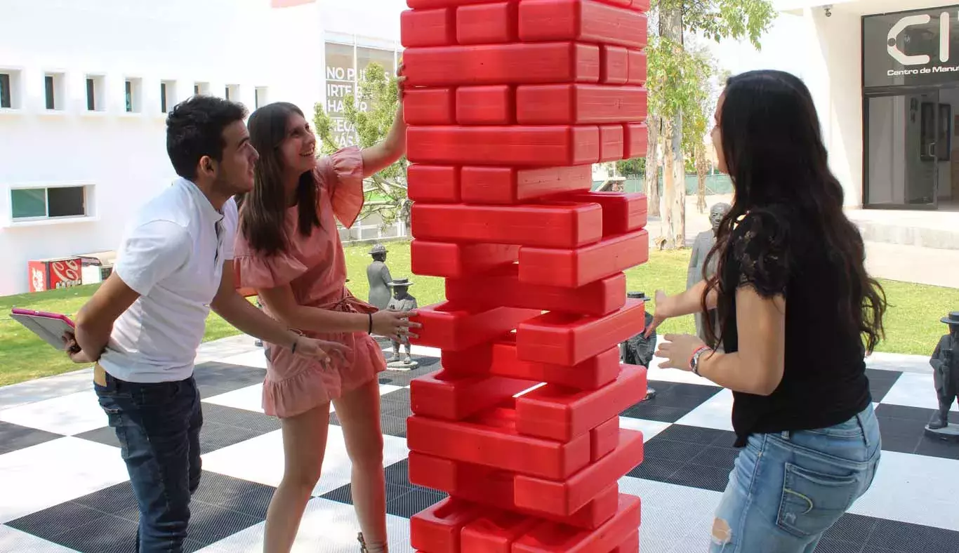 Students playing “Jenga Giant” at the Irapuato campus.