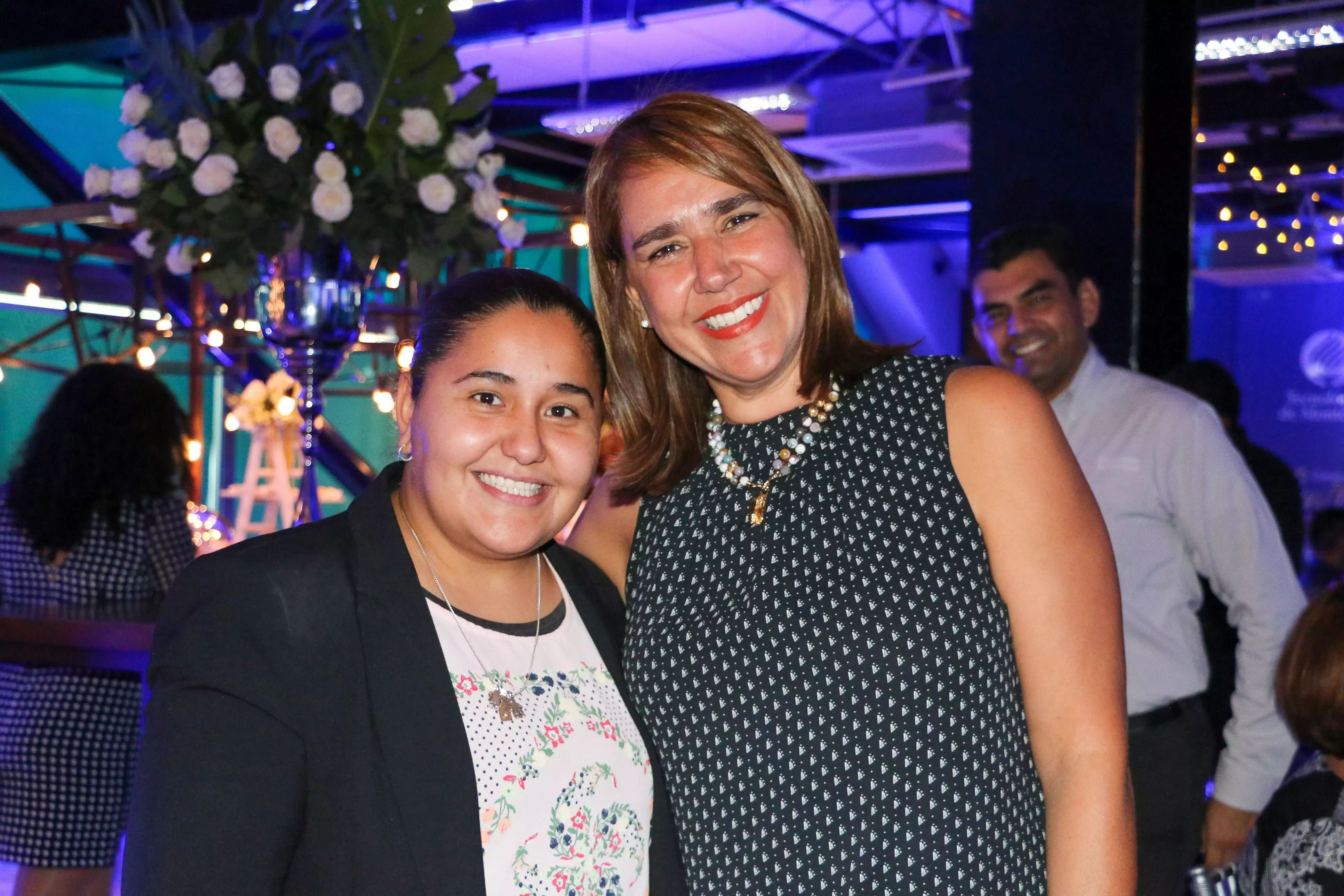 Adriana Valle y Cindy Eroza, representantes de la carrera de Administración Financiera.