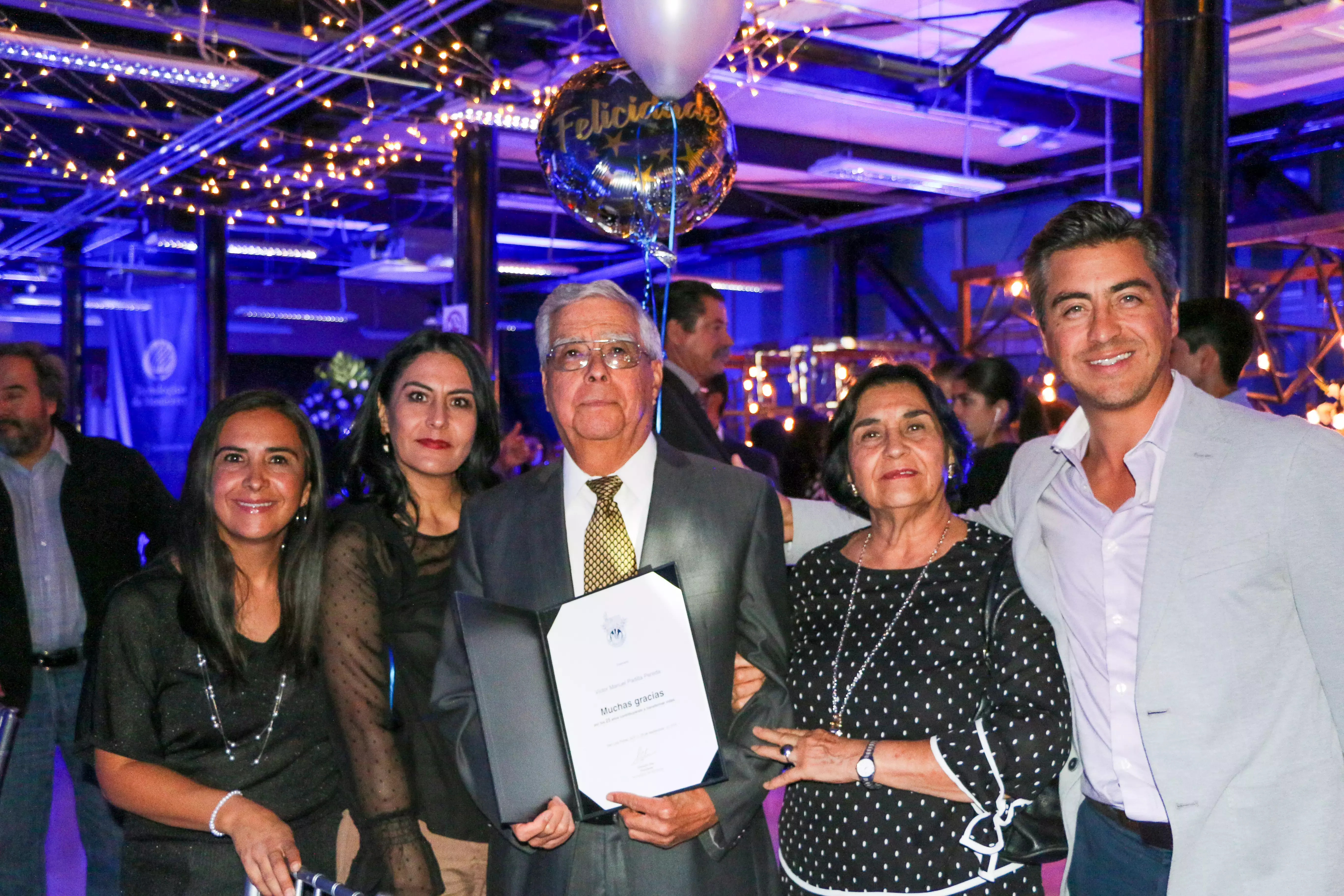 El profesor Victor Padilla y su familia celebrando sus 25 años de lealtad.