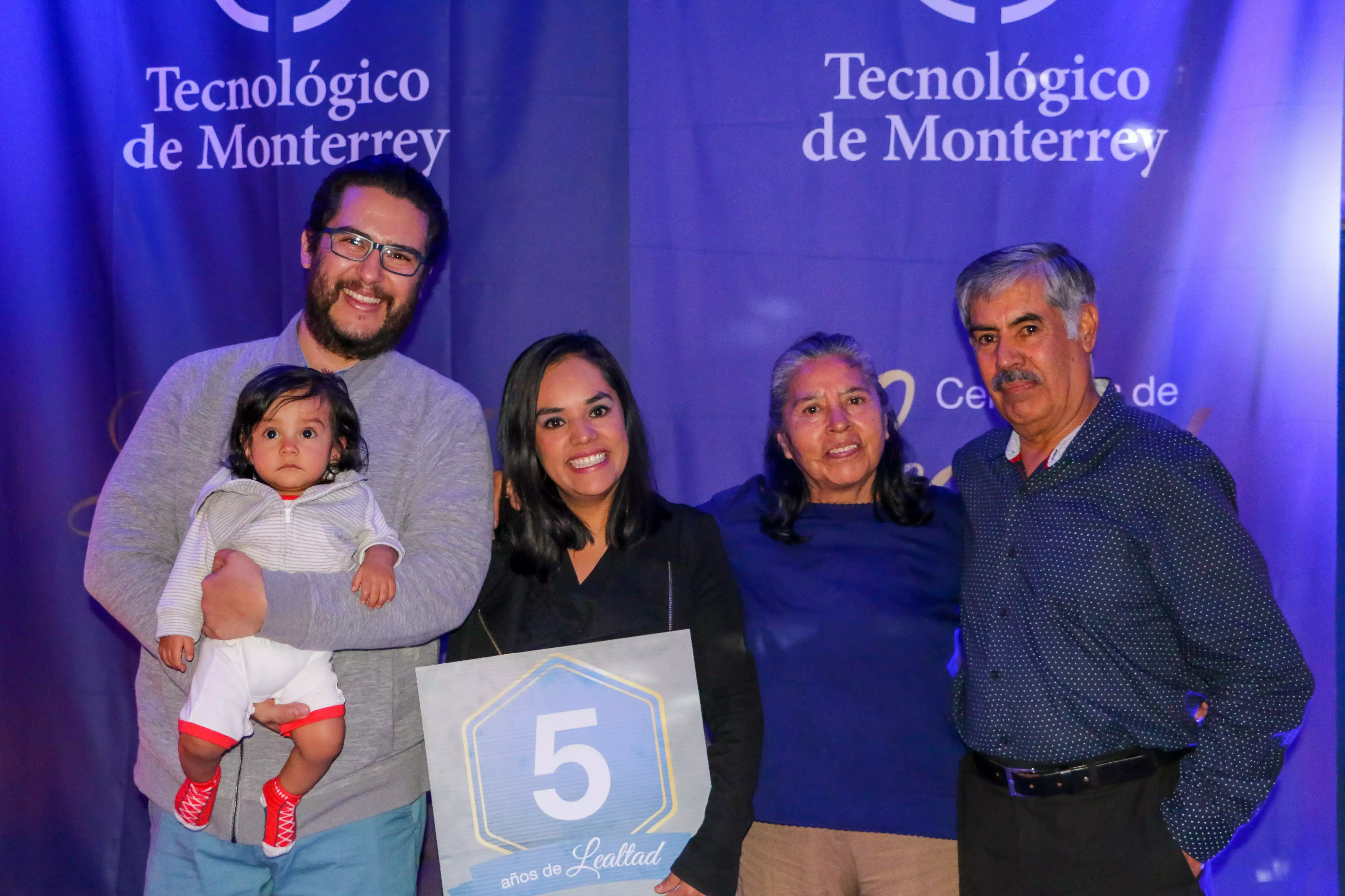 Nuestro maestros galardonados aprovecharon para tomarse fotos con sus familias.