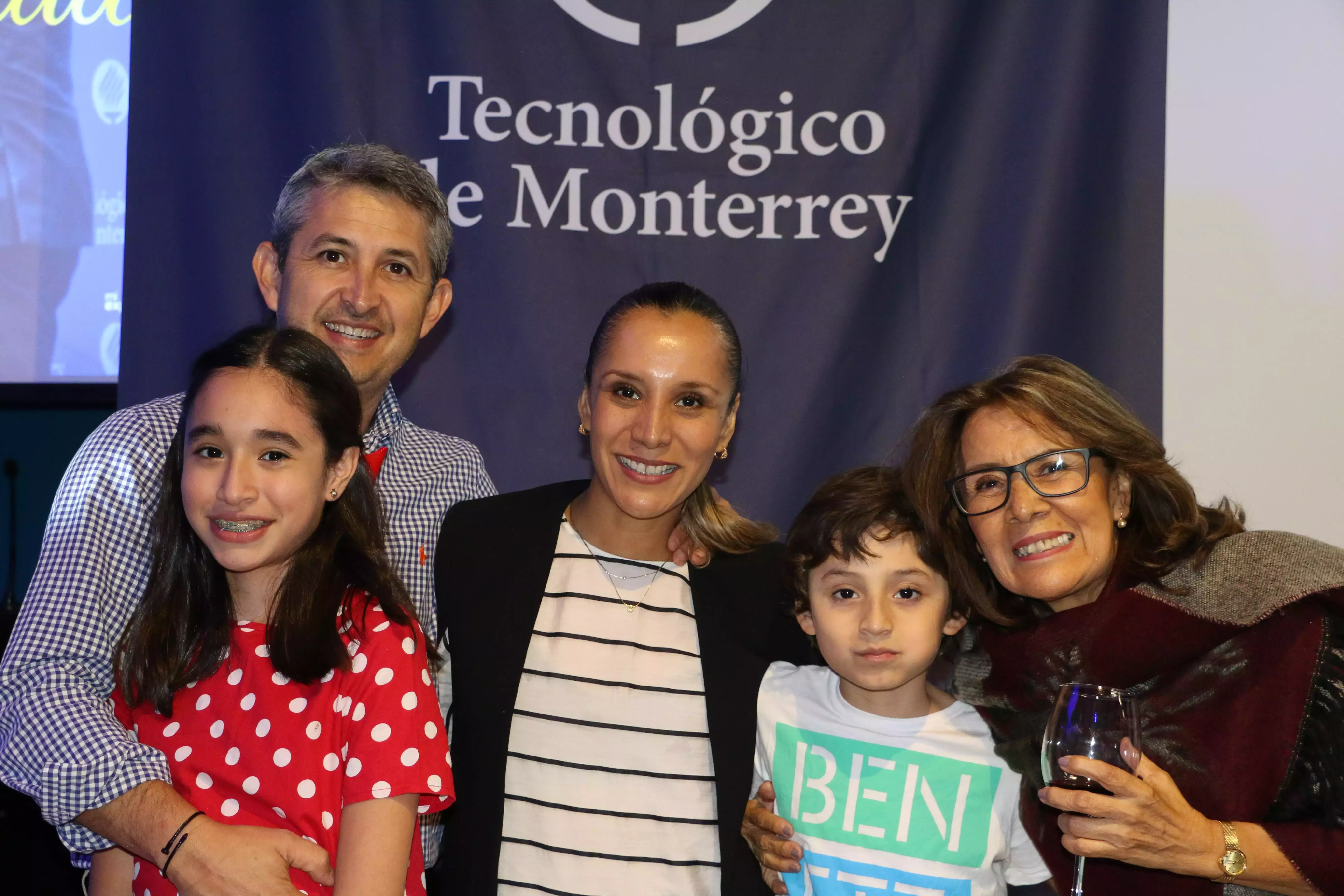 Nuestro maestros galardonados aprovecharon para tomarse fotos con sus familias.