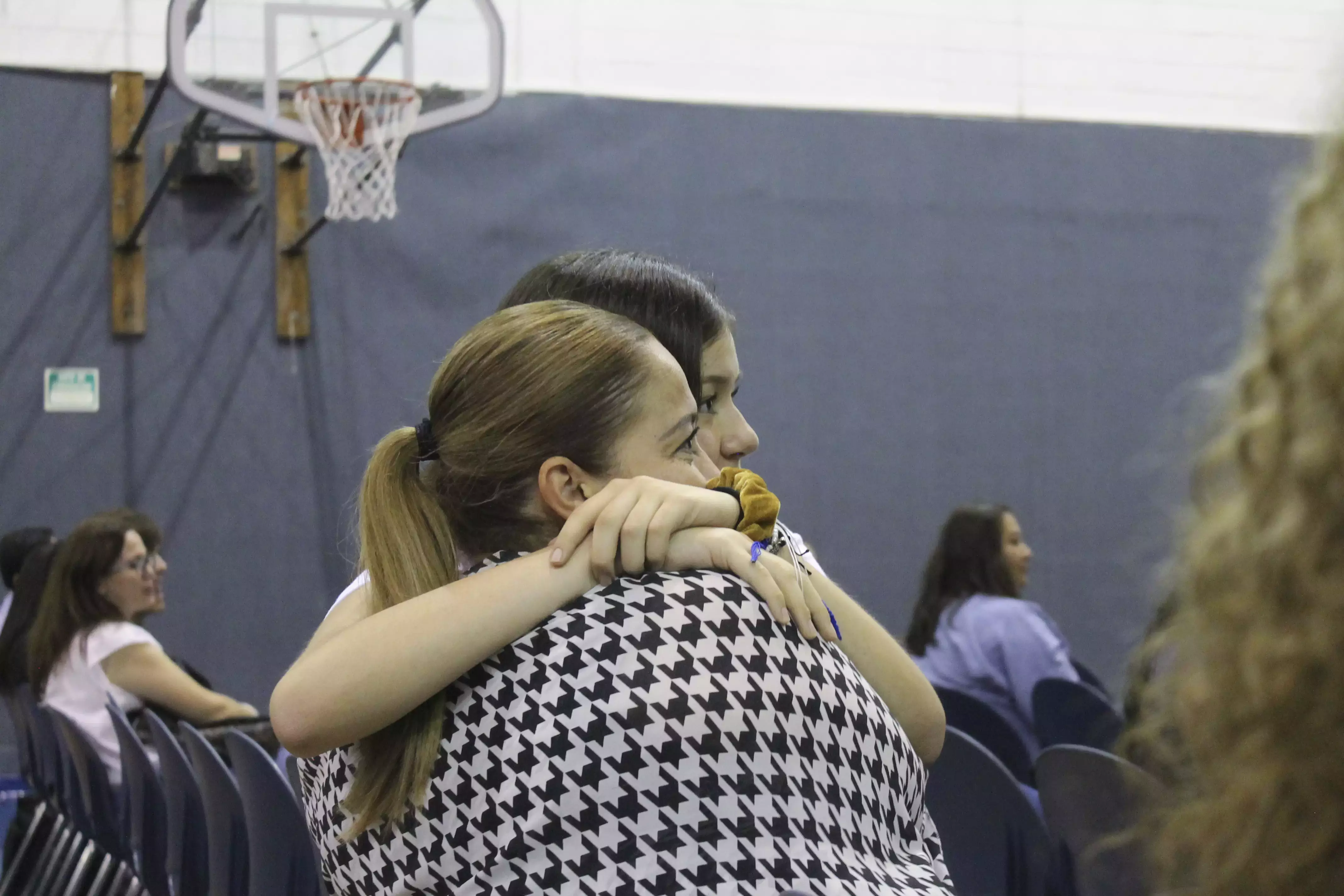 Abrazo madre e hija conferencia