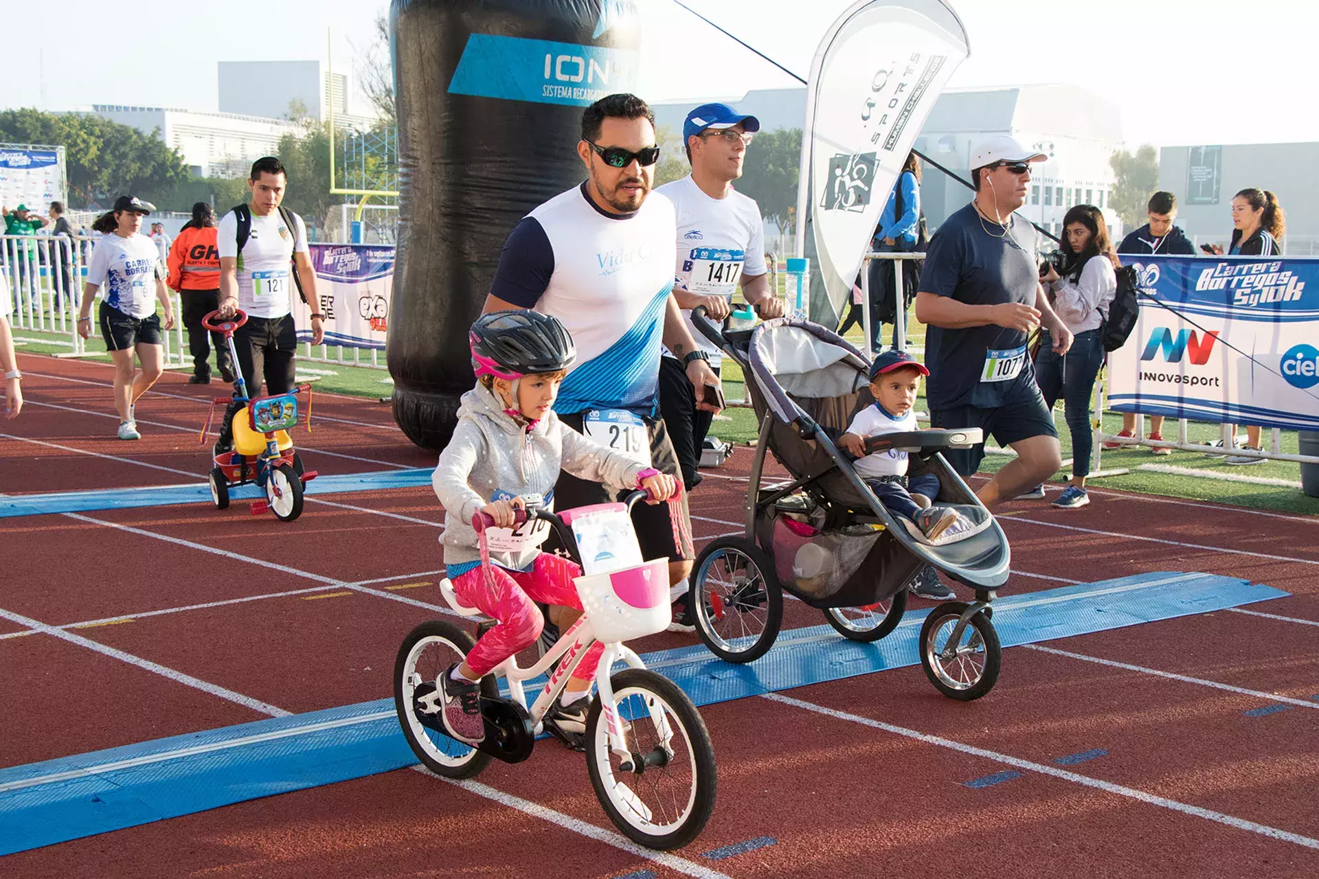 alumnos del tec en carrera borregos 