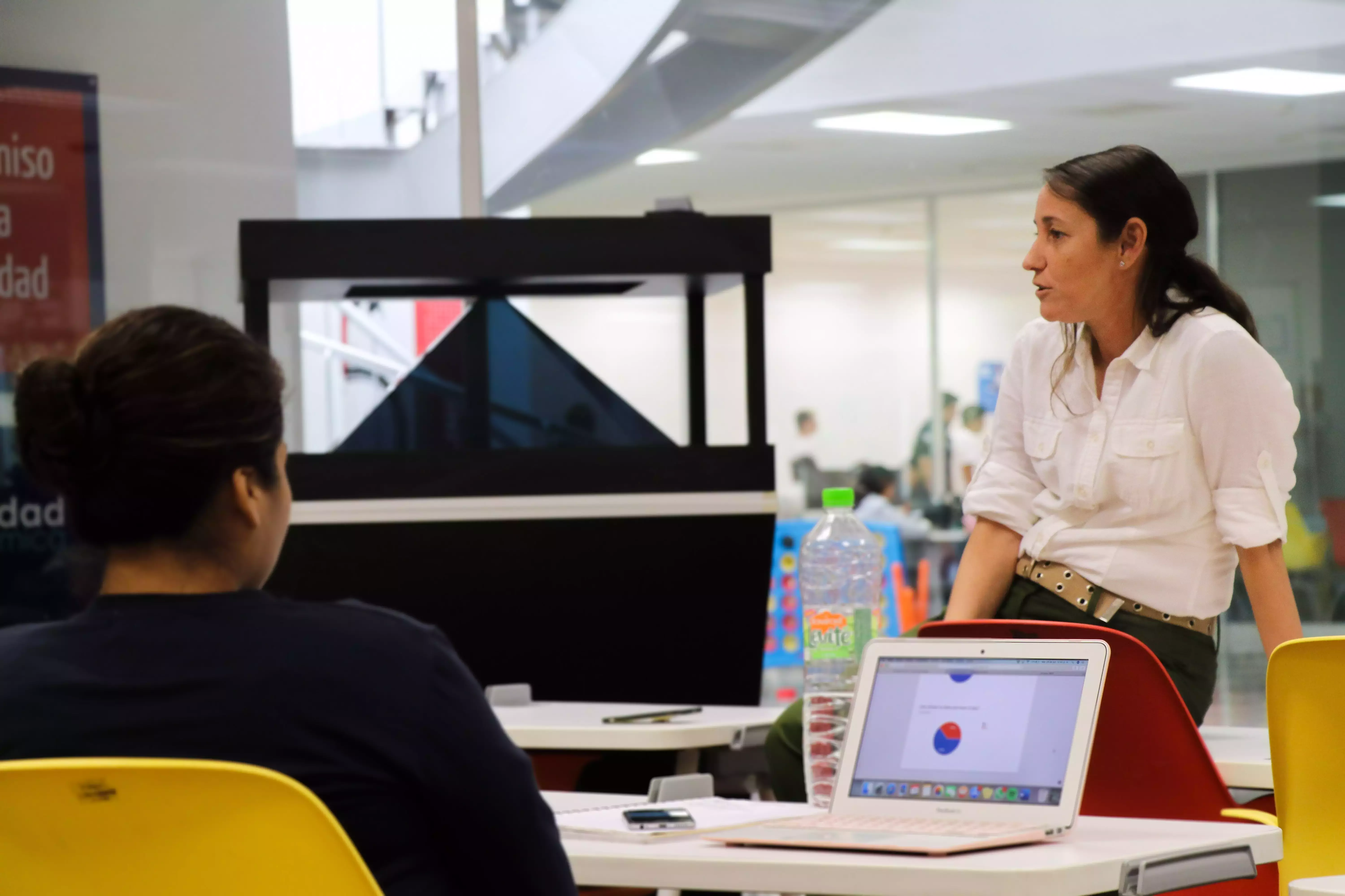 Maestra del Tecnológico de Monterrey impartiendo la Semanai en campus Tampico