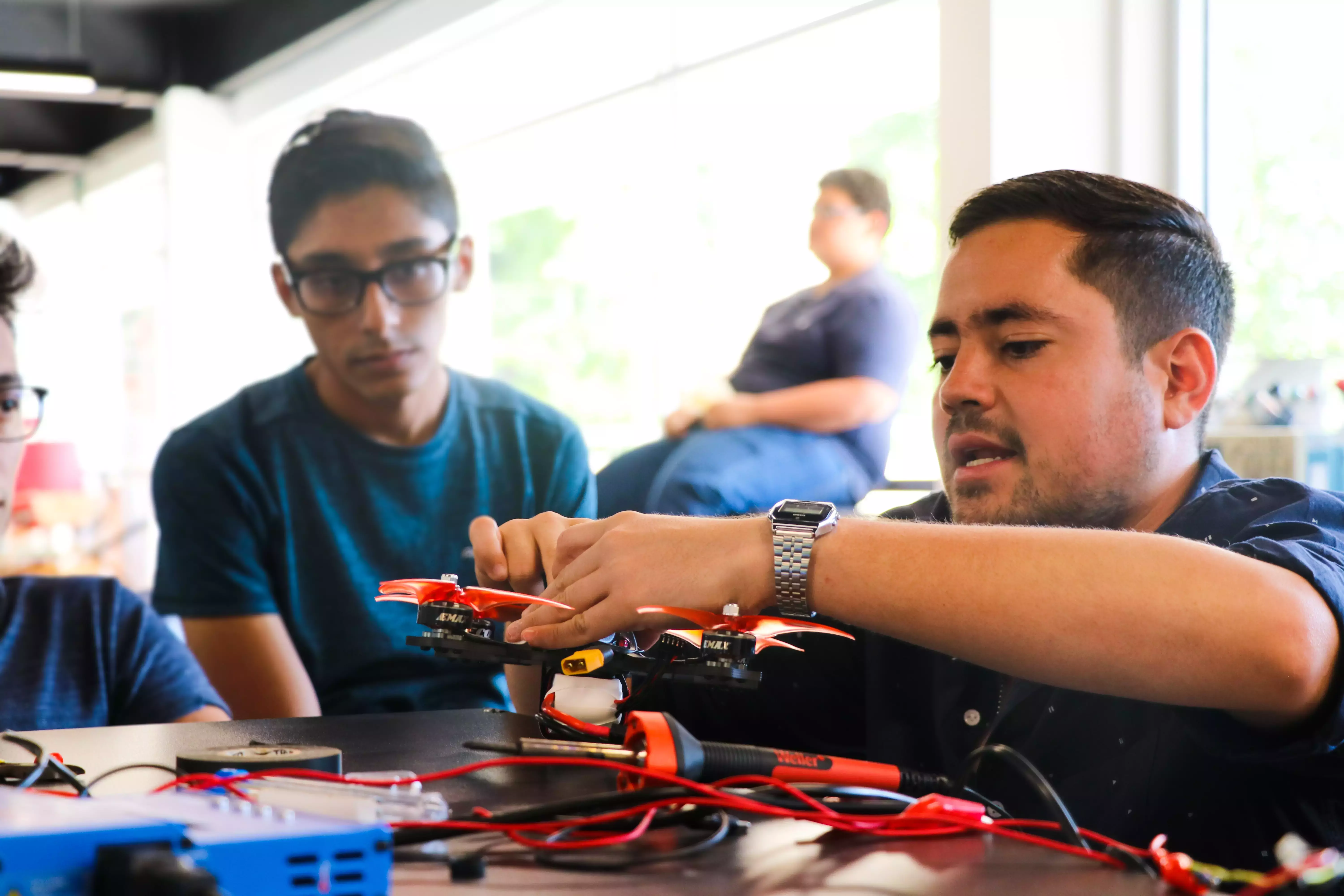 Maestro del Tecnológico de Monterrey impartiendo la Semanai en campus Tampico