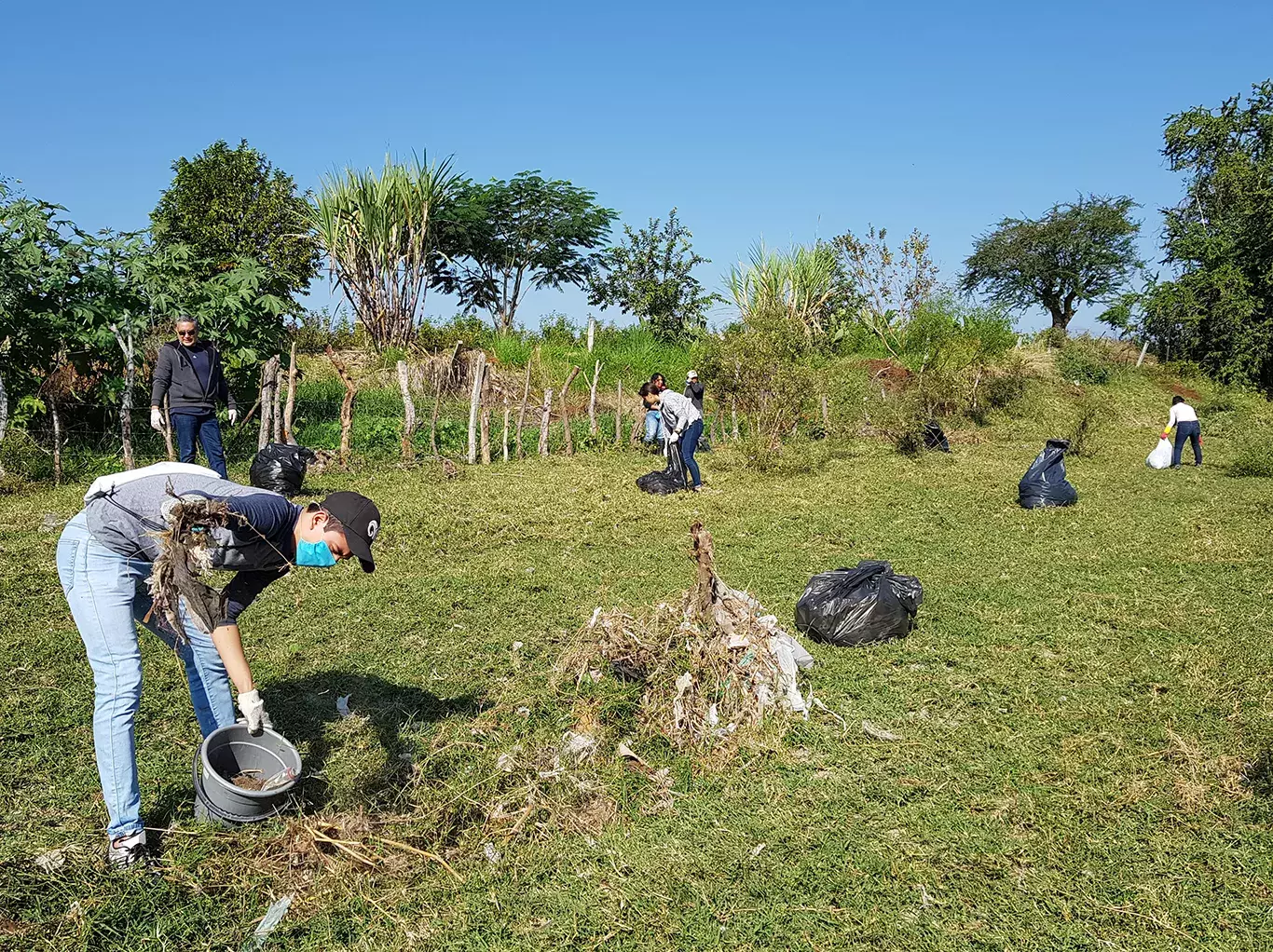 Voluntarios limpian el río Apatlaco