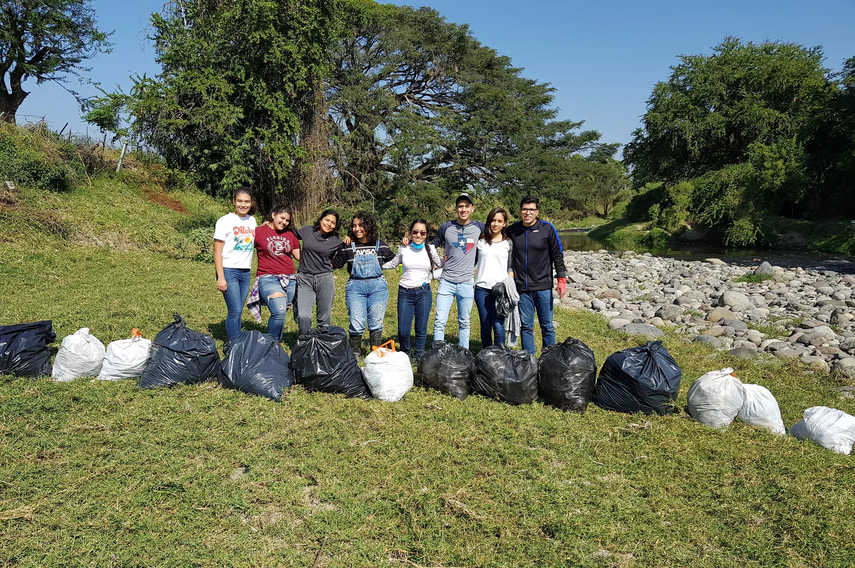 Voluntarios limpian el río Apatlaco