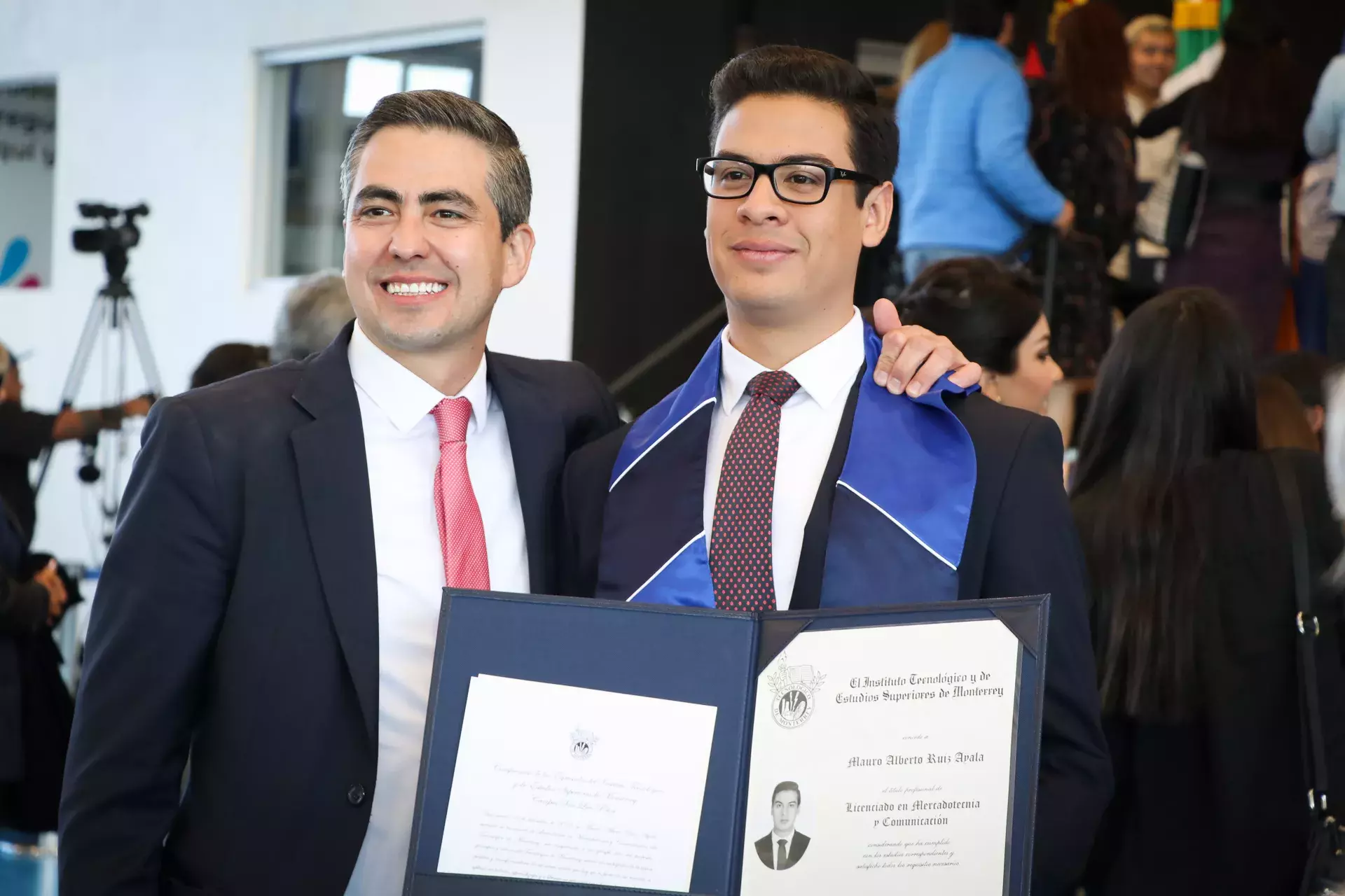 Alumnos de profesional disfrutan de grandes momentos en su graduación.