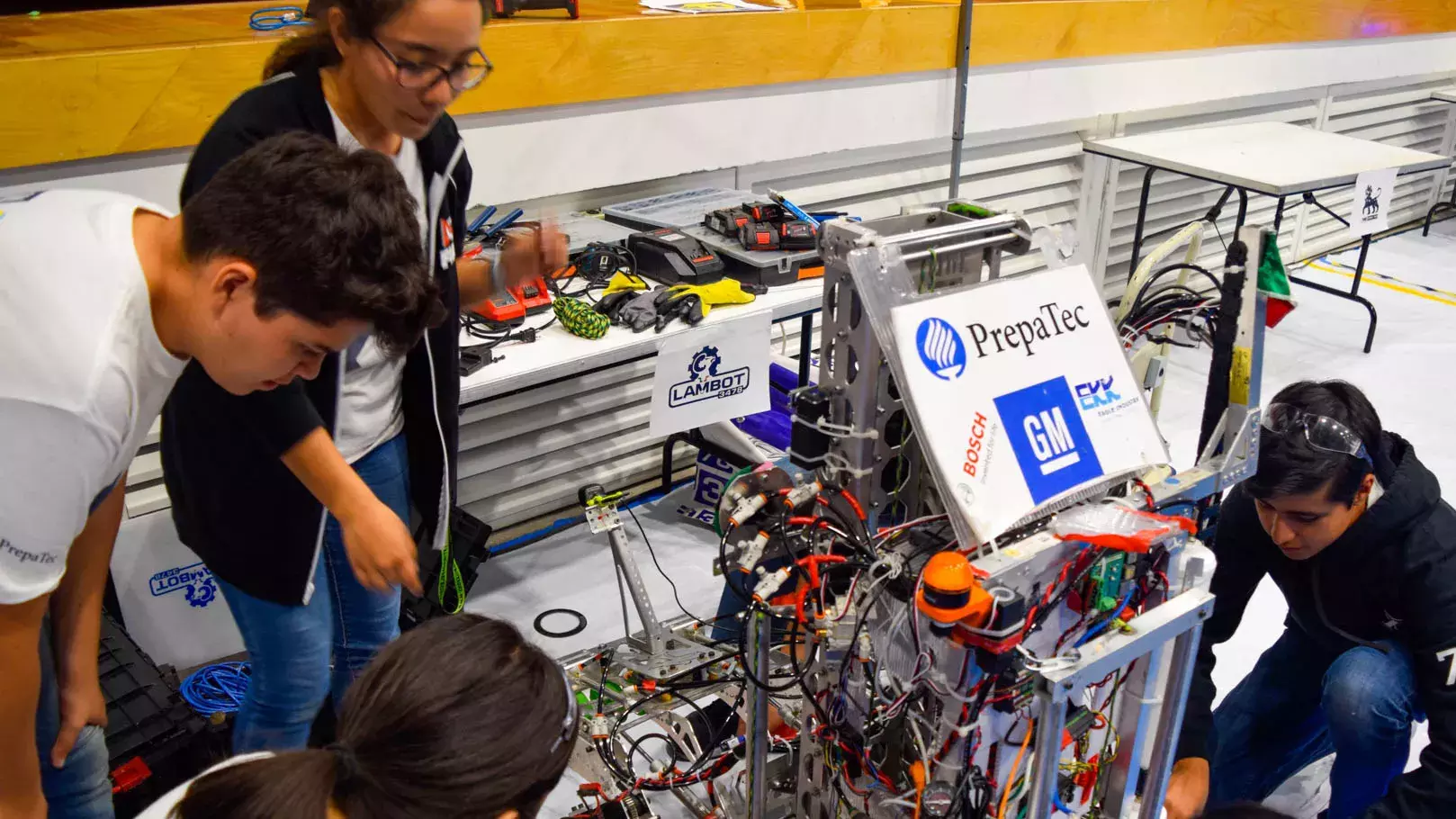 Equipo LamBot en el area de Pits.