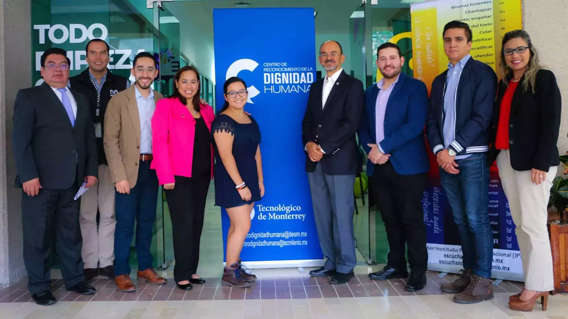 Comunidad Tec y directivos posando para la foto de inauguración