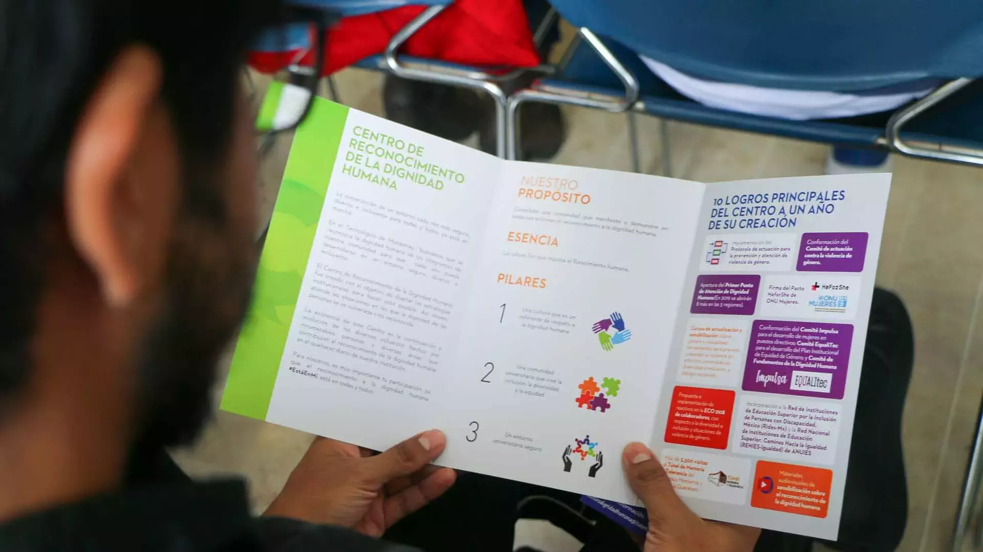 Hombre leyendo más información en el folleto