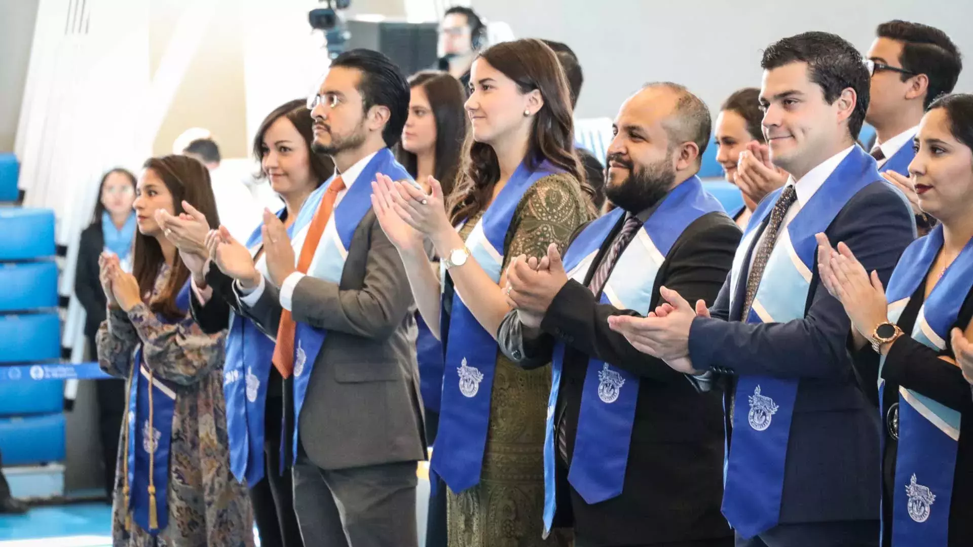 Alumnos de profesional y posgrado disfrutan de grandes momentos en su graduación.