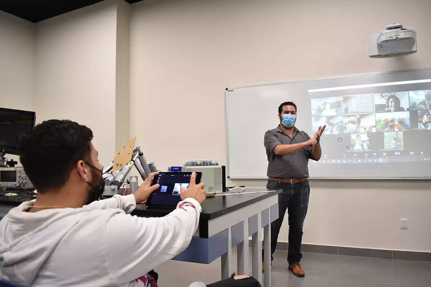 Tec Guadalajara reanuda actividad en laboratorios del campus. 