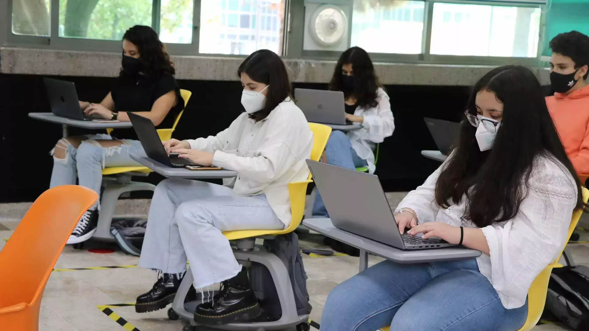 Estudiantes del Tec retomando sus clases presenciales voluntariamente.