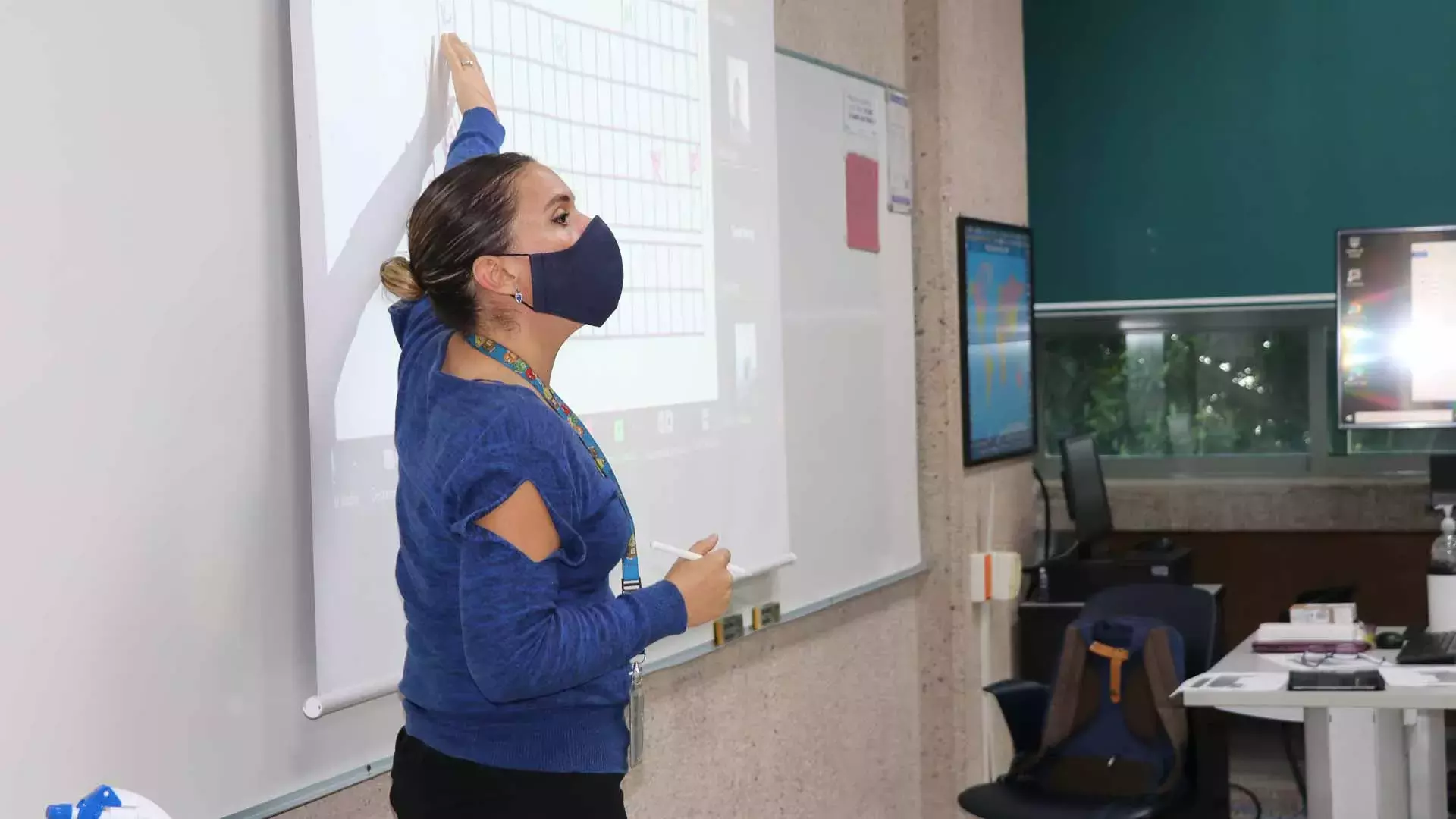 Maestra de PrepaTec dando clase en la nueva normalidad.