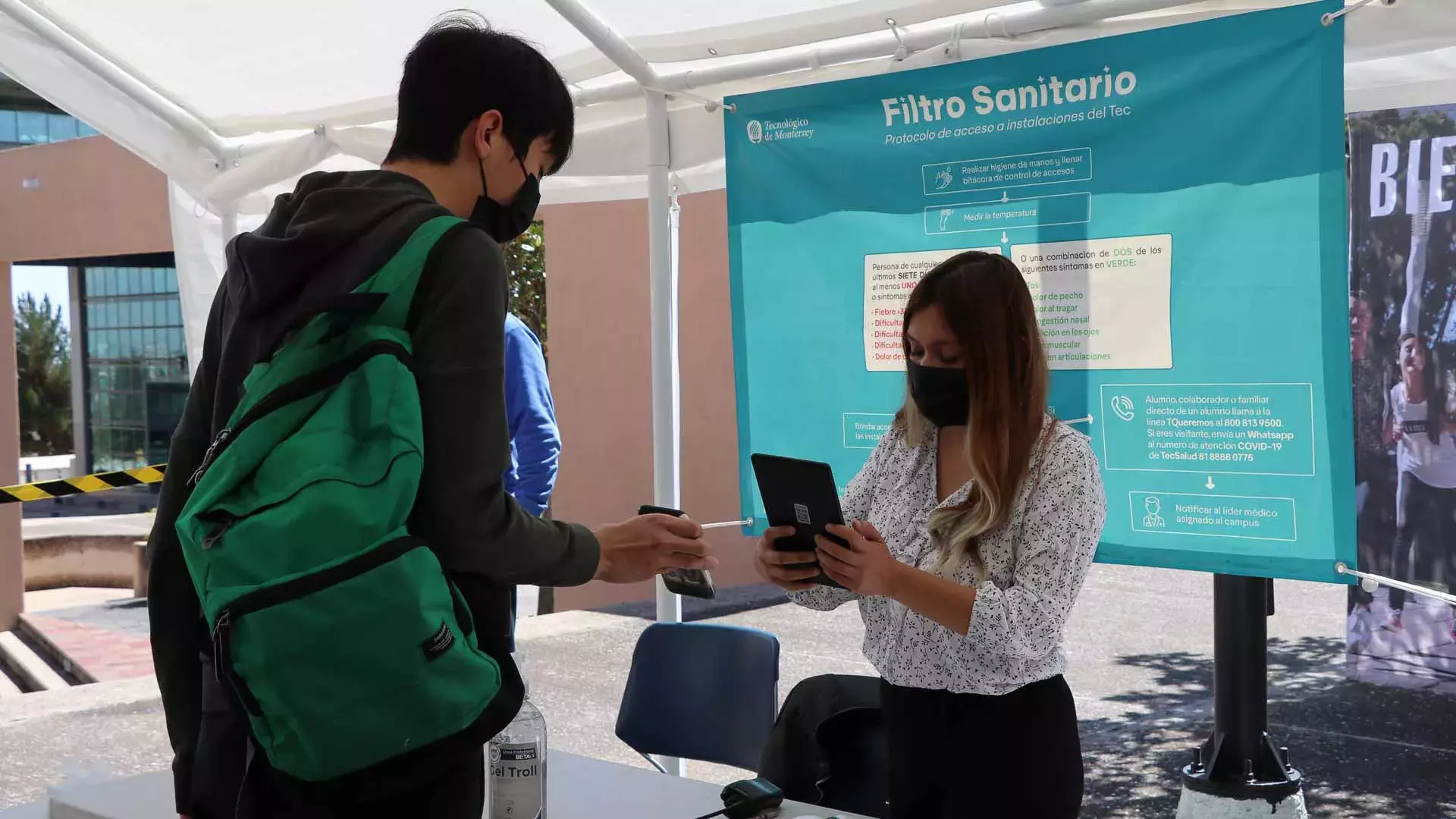 Lectura de código QR al momento de pasar por el filtro sanitario.