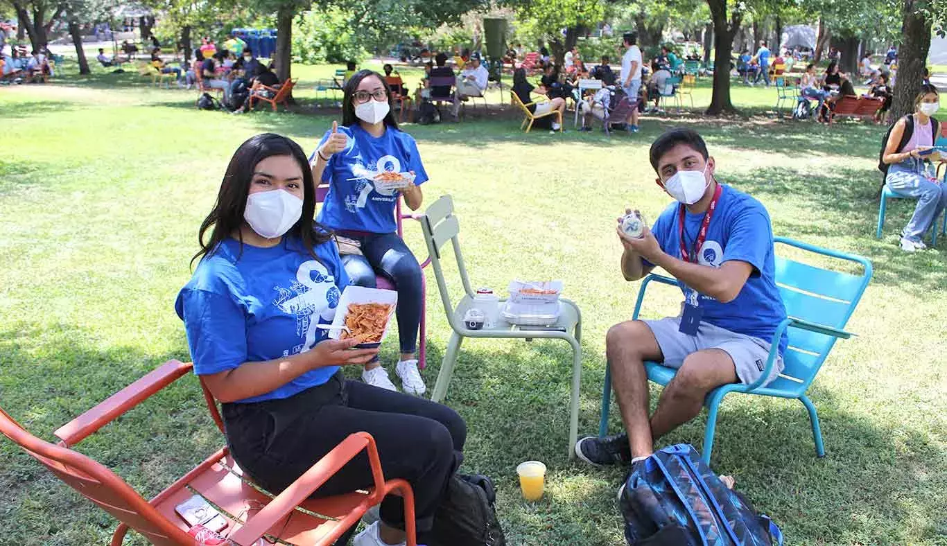 Estudiantes del Tec con su playera azul en el Jardín de las Carreras durante celebración del 78 Aniversario del Tec en campus Monterrey