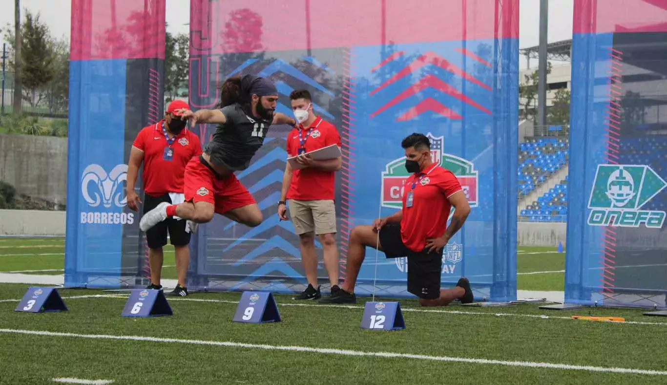 Hector-Siller-en-prueba-broad-jump-NFL-international-combine-mexico-2021