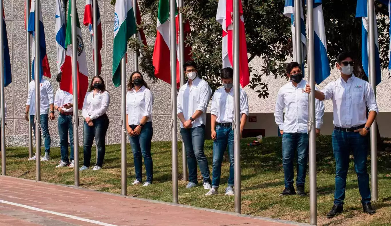 alumnos-al-pie-de-las-astas-banderas-en-explanada-CIAP-árbol-de-la-fraternidad-2021-campus-Monterrey