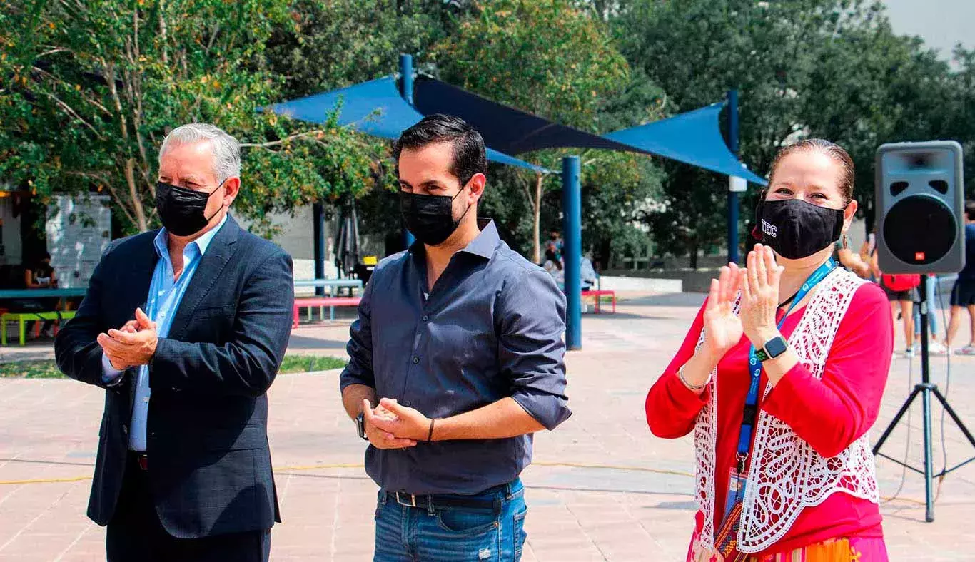 directivos-presentes-en-ceremonía-árbol-de-la-fraternidad-2021