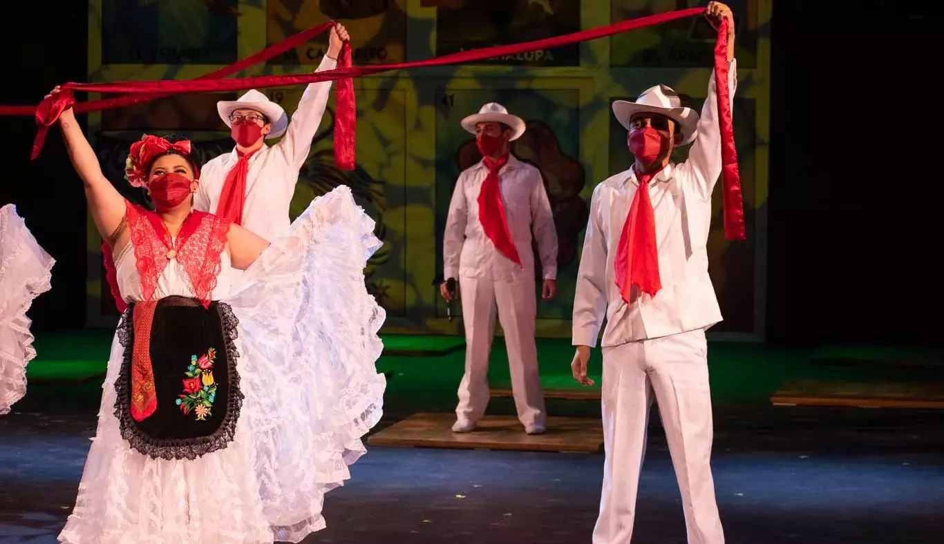 Bailarines en el escenario del Luis Elizondo