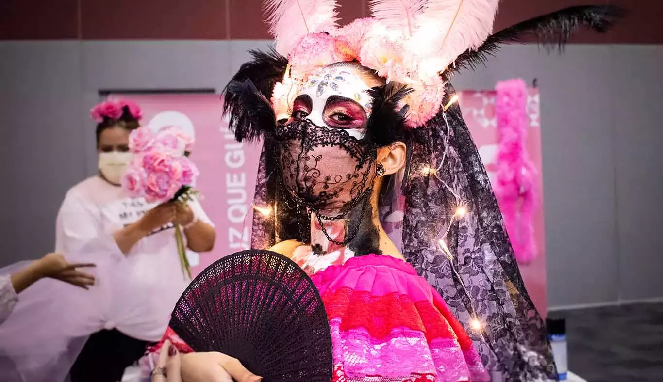 Una catrina posando con su vestuario rosa