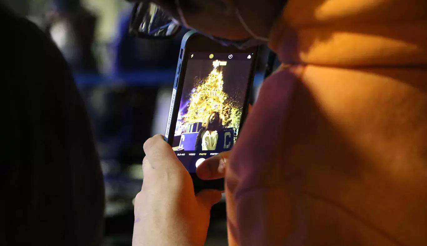 ‘Selfies’ individuales y grupales desfilaron frente el árbol.