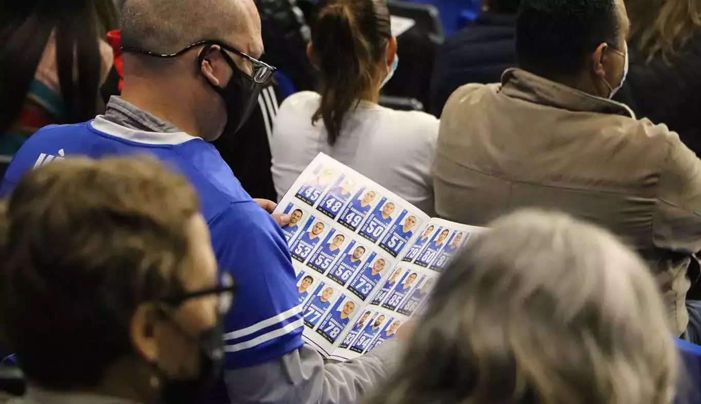 Padres de familia no dudaron en apoyar al equipo azul y blanco