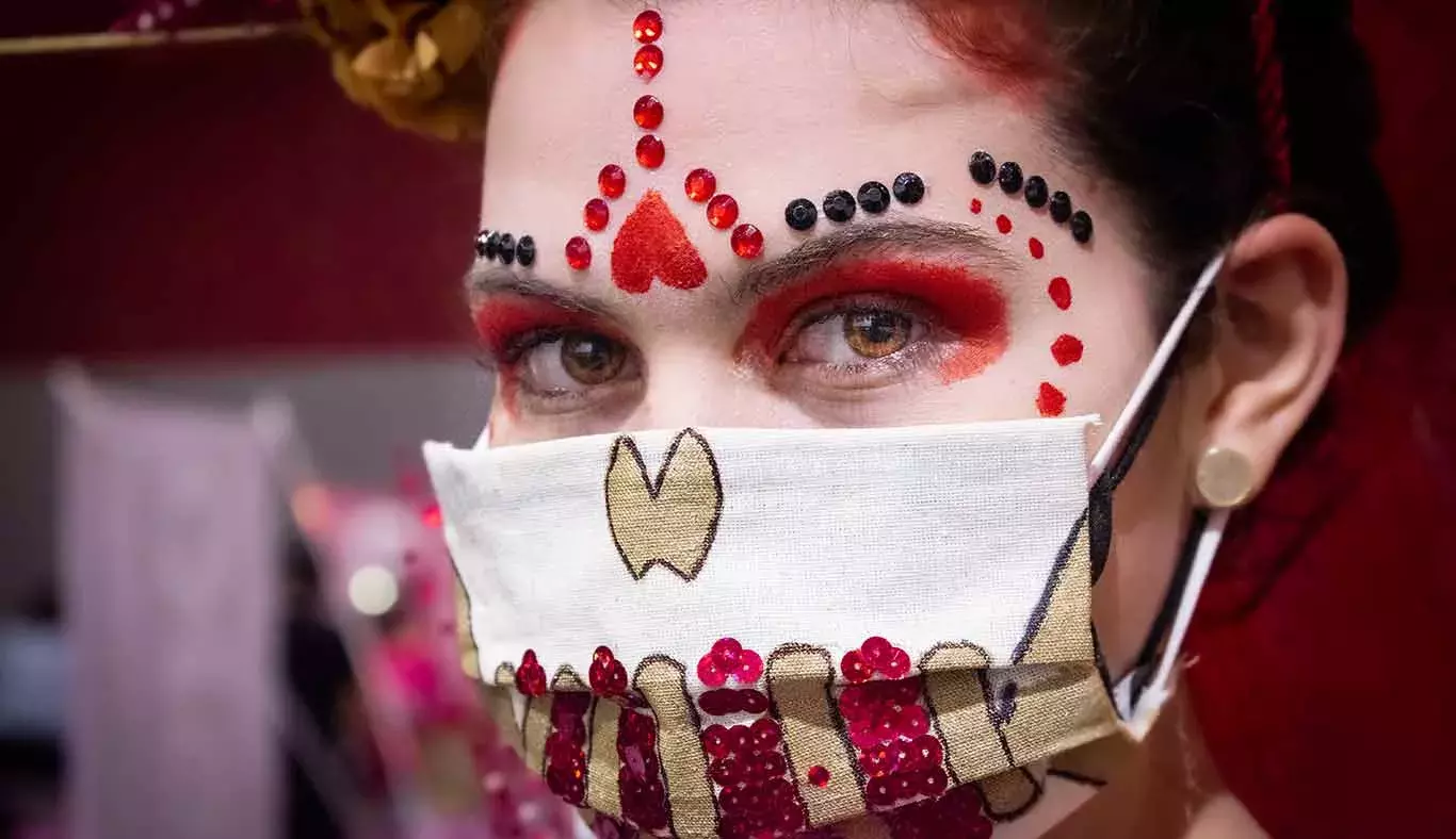 La catrina mira a la cámara enseñando su maquillaje final