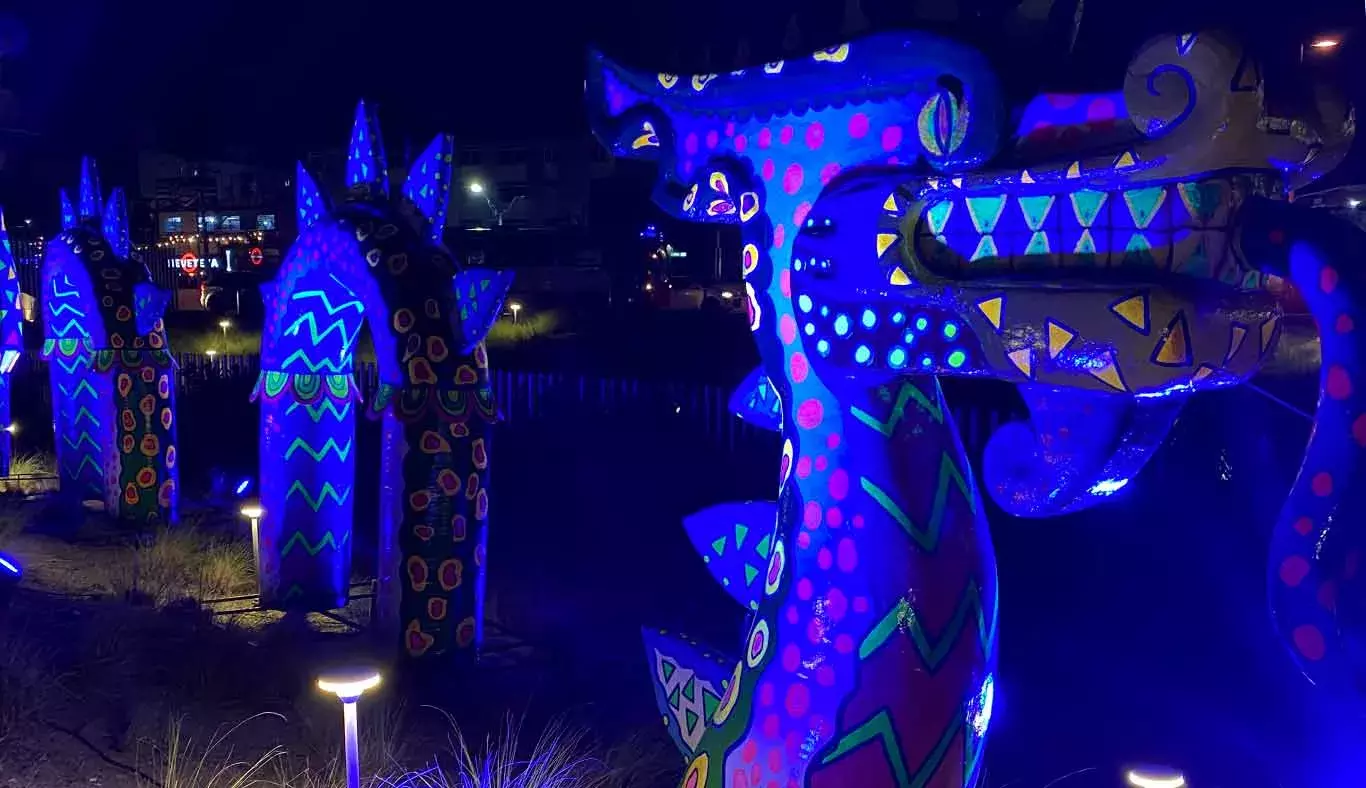 Alebrije iluminado por la noche en el campus Monterrey