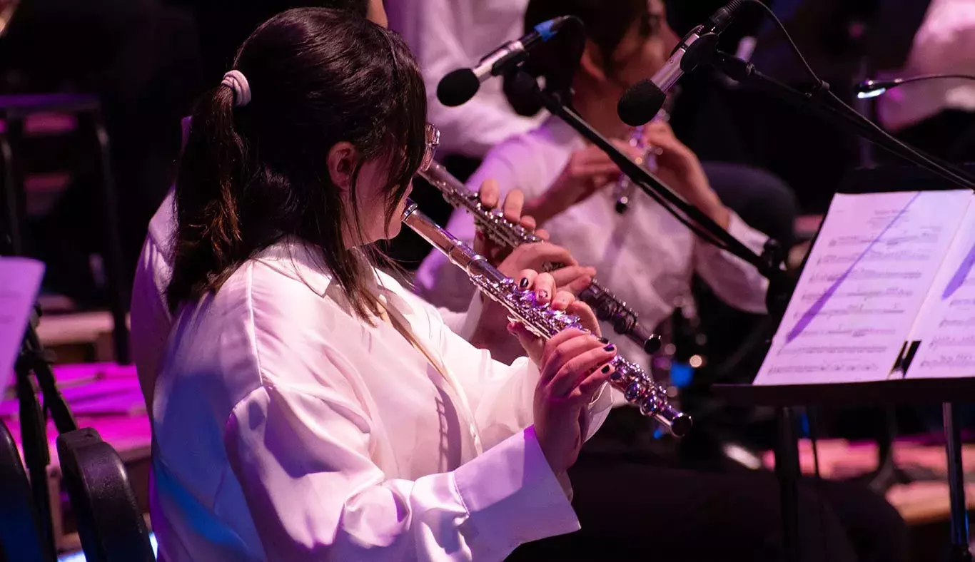 Alumna tocando el clarinete en el Auditorio Luis Elizondo